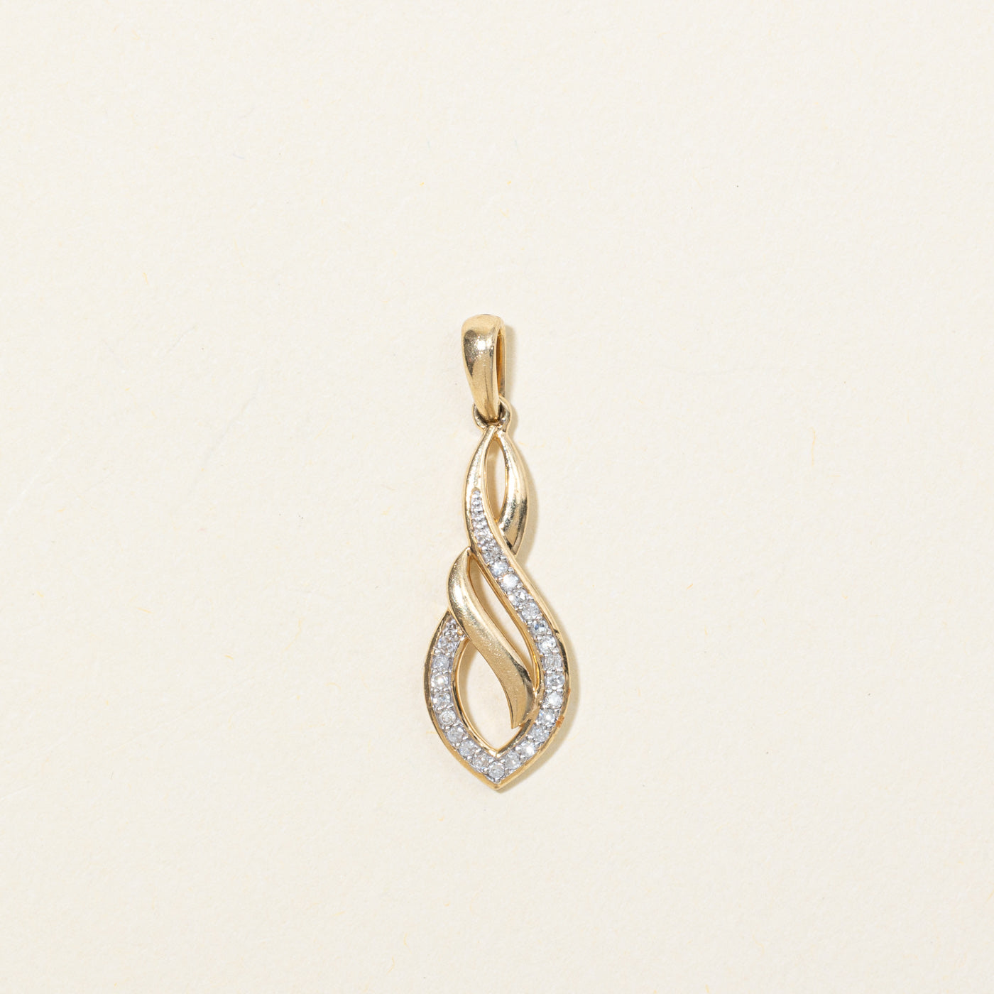 Pendentif croisé torsadé en or 10 carats et diamants