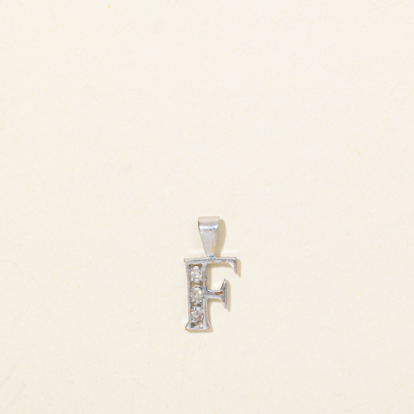 Pendentif initial « F » en or 10 carats serti de diamants