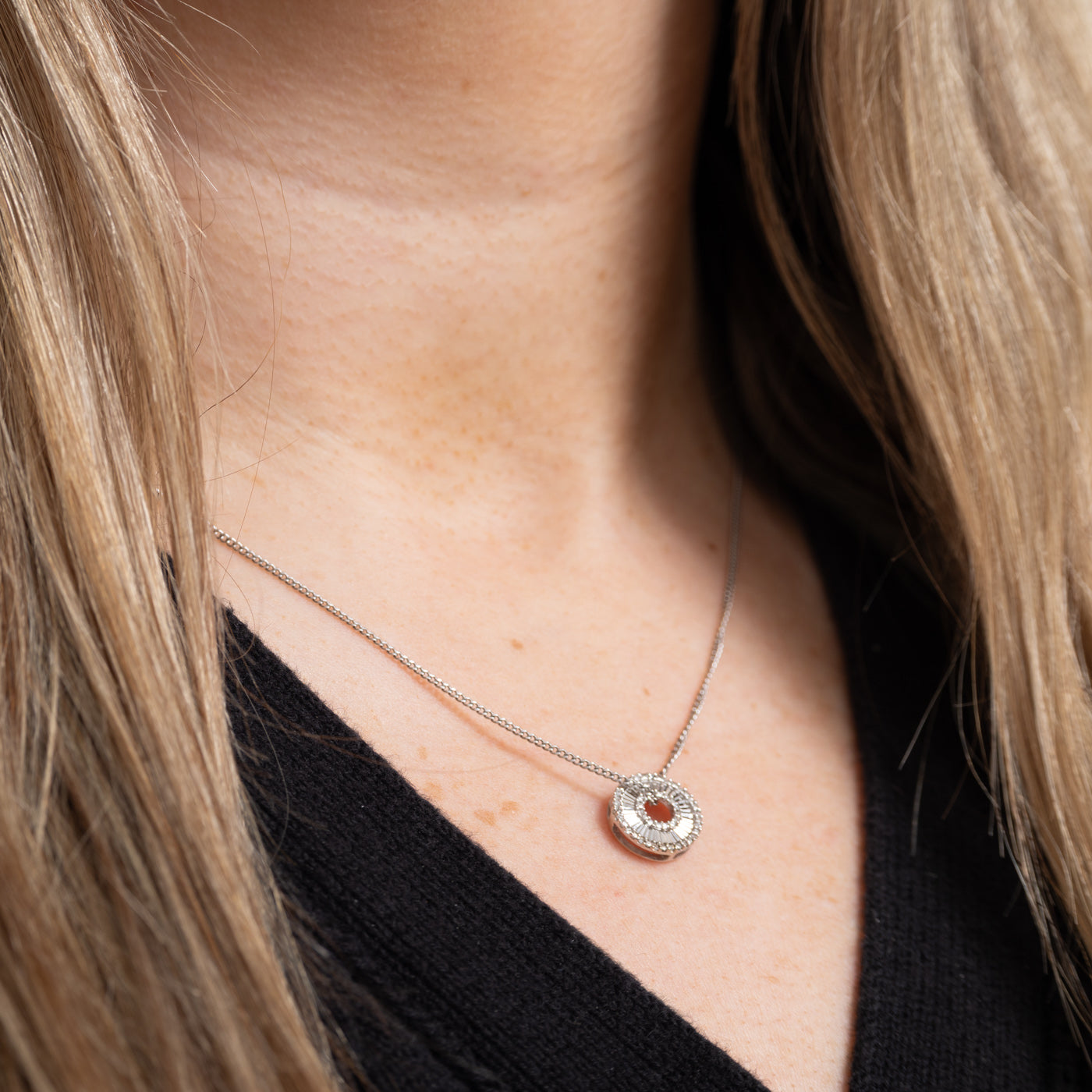 Pendentif rond rainuré en or 10 carats serti de diamants