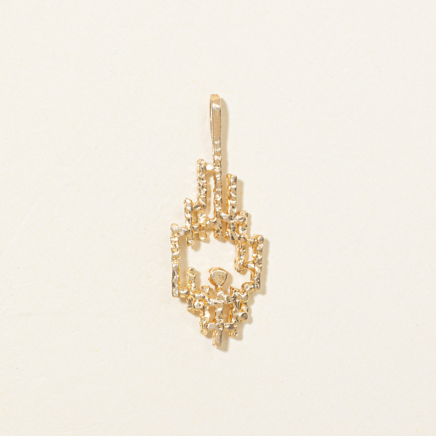 Pendentif géométrique texturé en or 14 carats serti de diamants