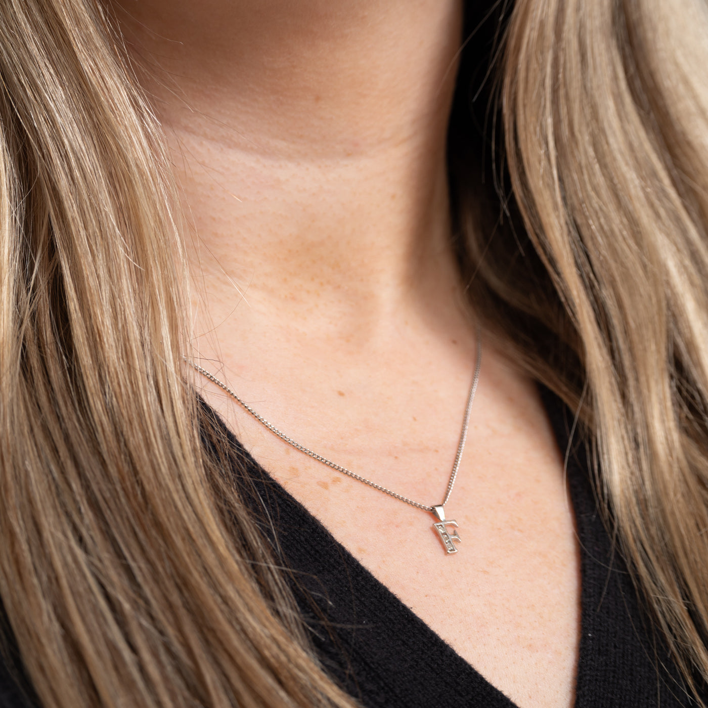 Pendentif initial « F » en or 10 carats serti de diamants