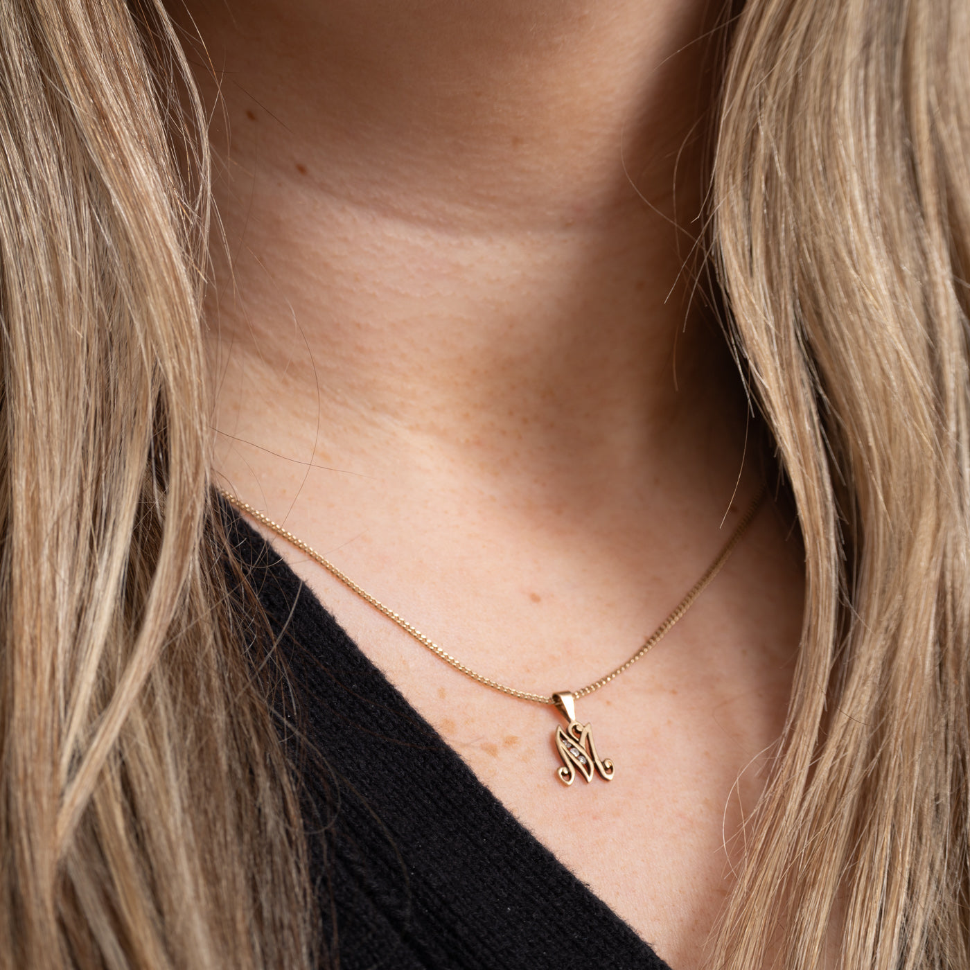 Pendentif initial « M » en or 10 carats serti de diamants