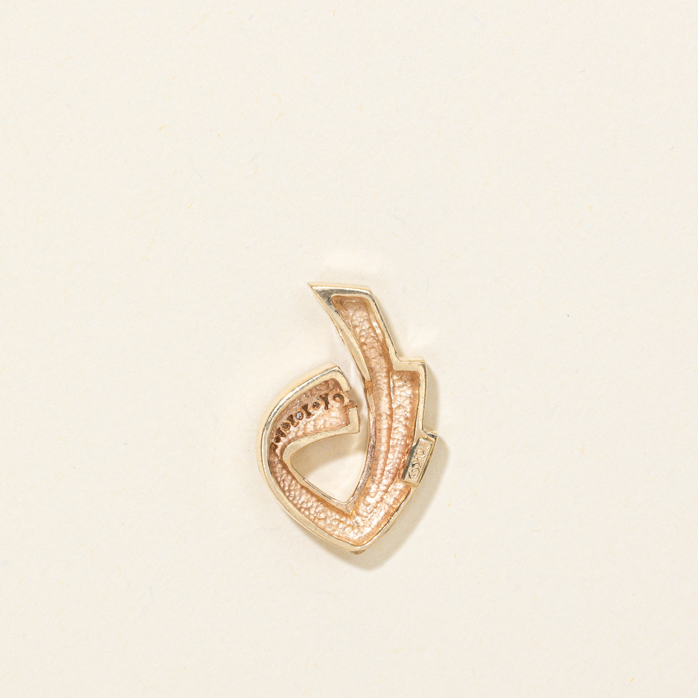 Pendentif rainuré en or 10 carats serti de diamants