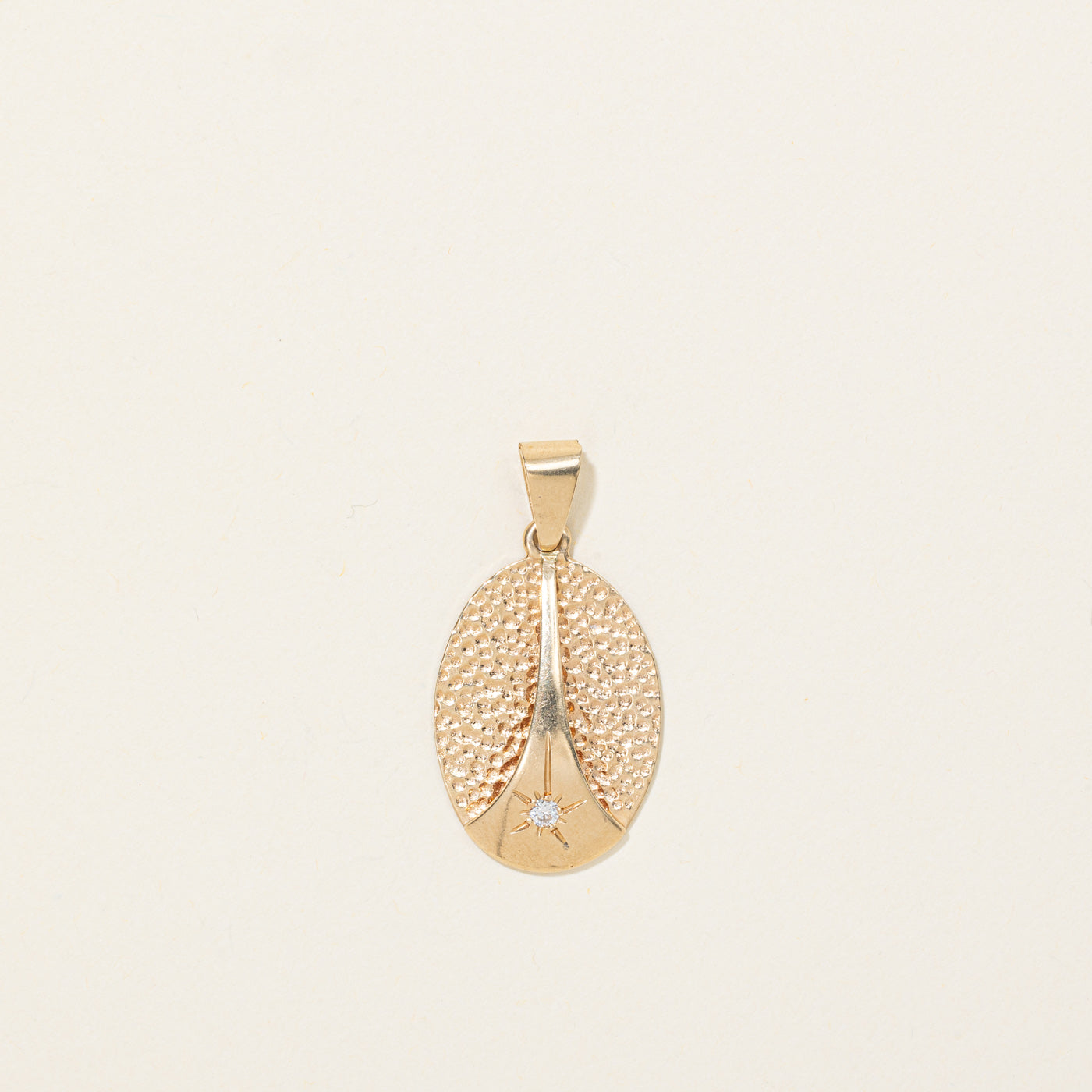 Pendentif ovale texturé en or 14 carats serti de diamants