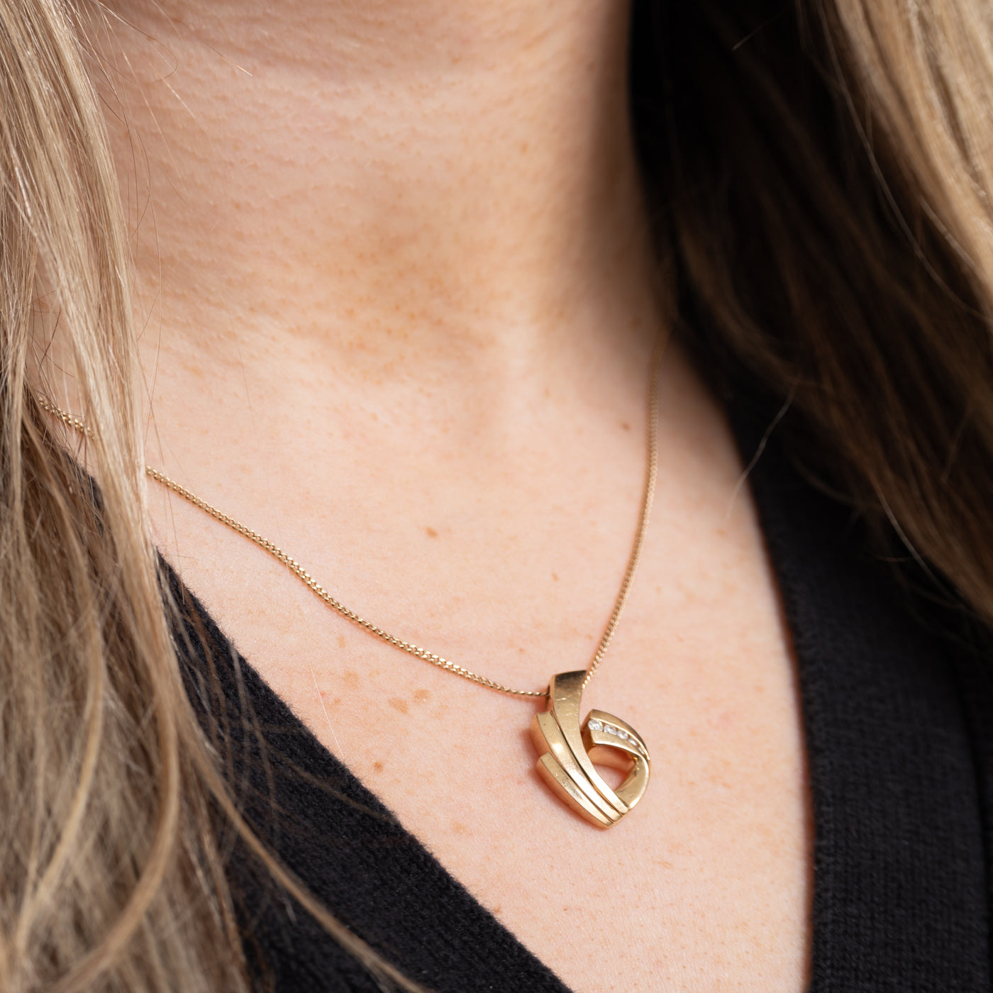 10K Diamond Grooved Looped Pendant