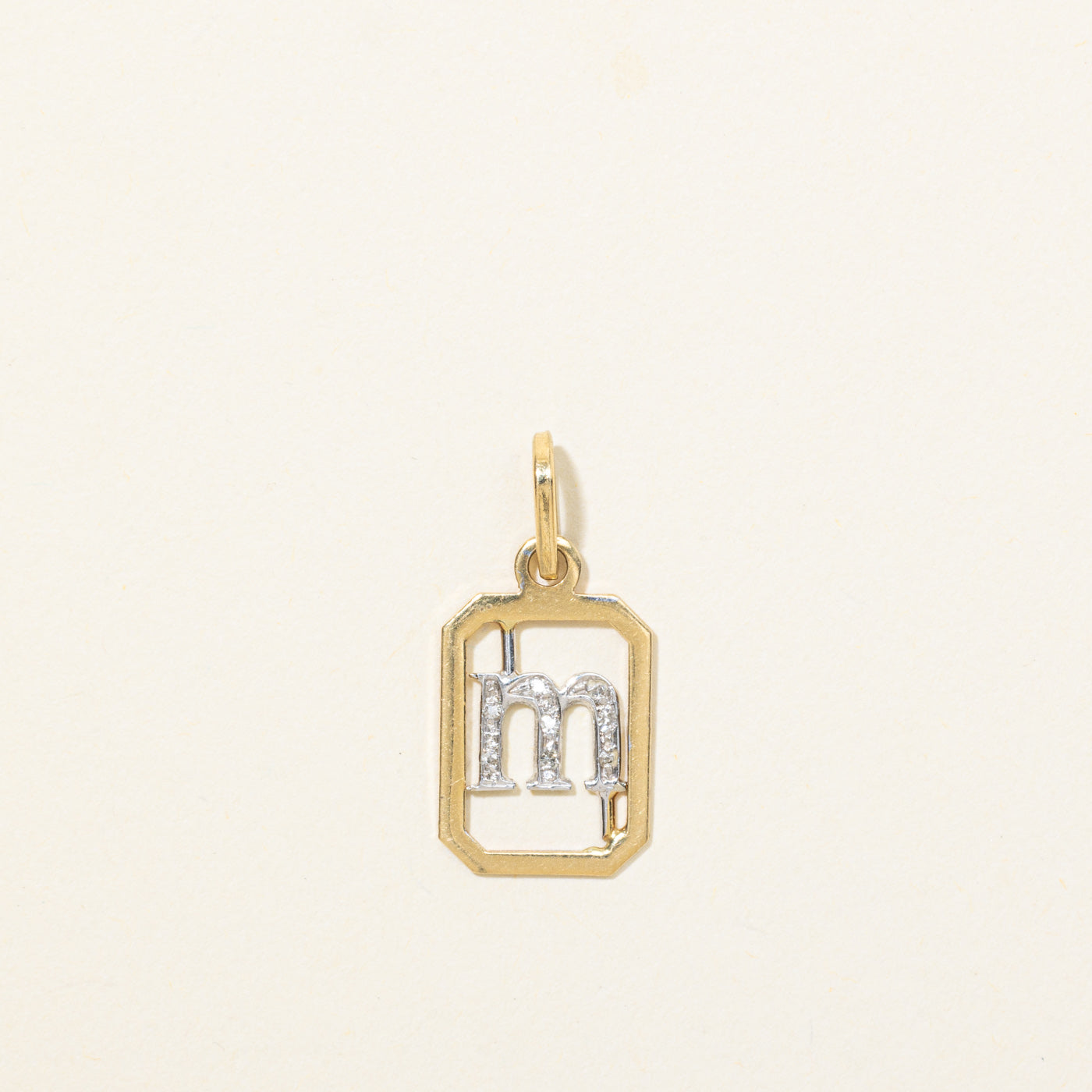 Breloque encadrée avec initiale « M » en diamant 18 carats