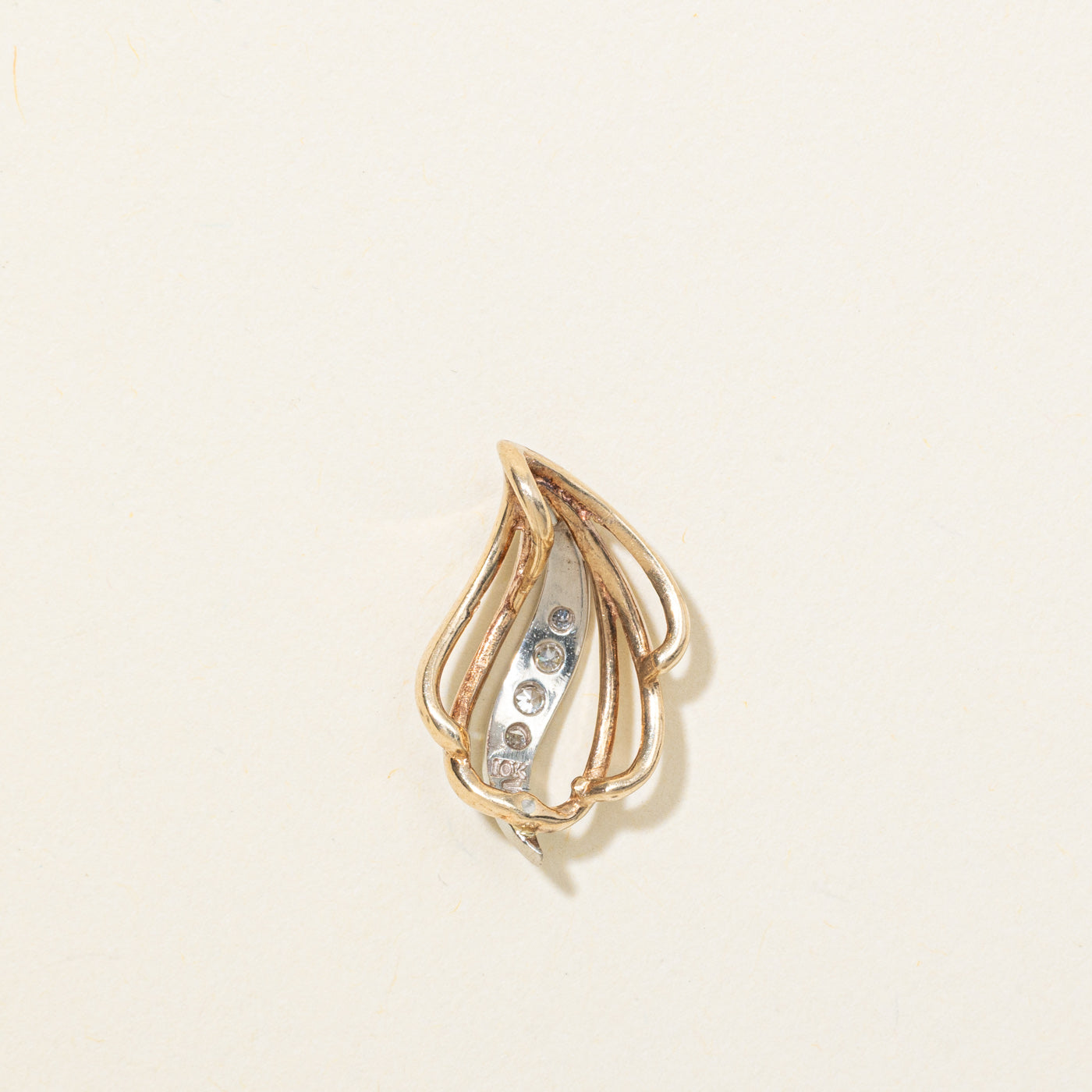 Pendentif rainuré en or 10 carats serti de diamants