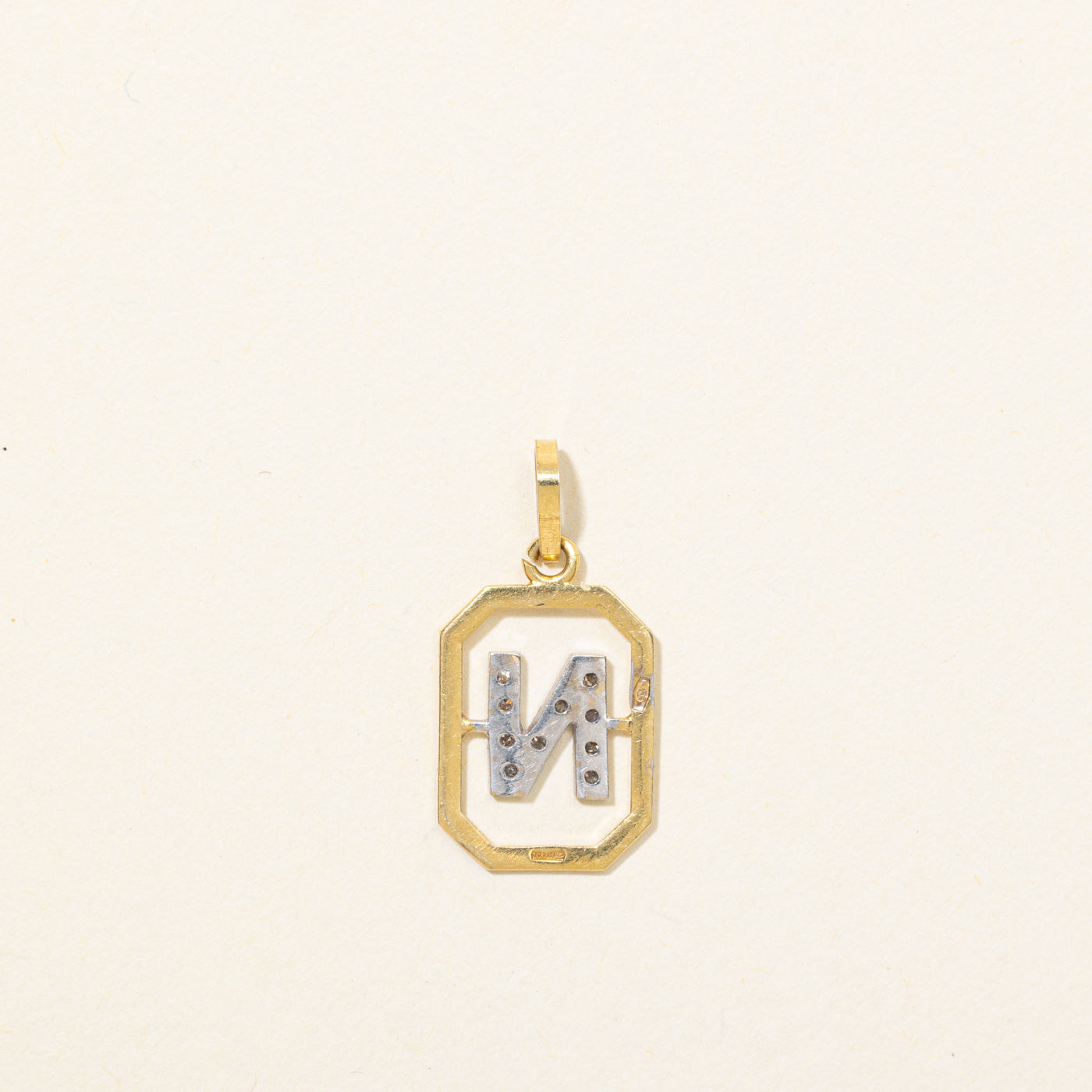 Pendentif encadré avec initiale « N » sertie de diamants en or 18 carats
