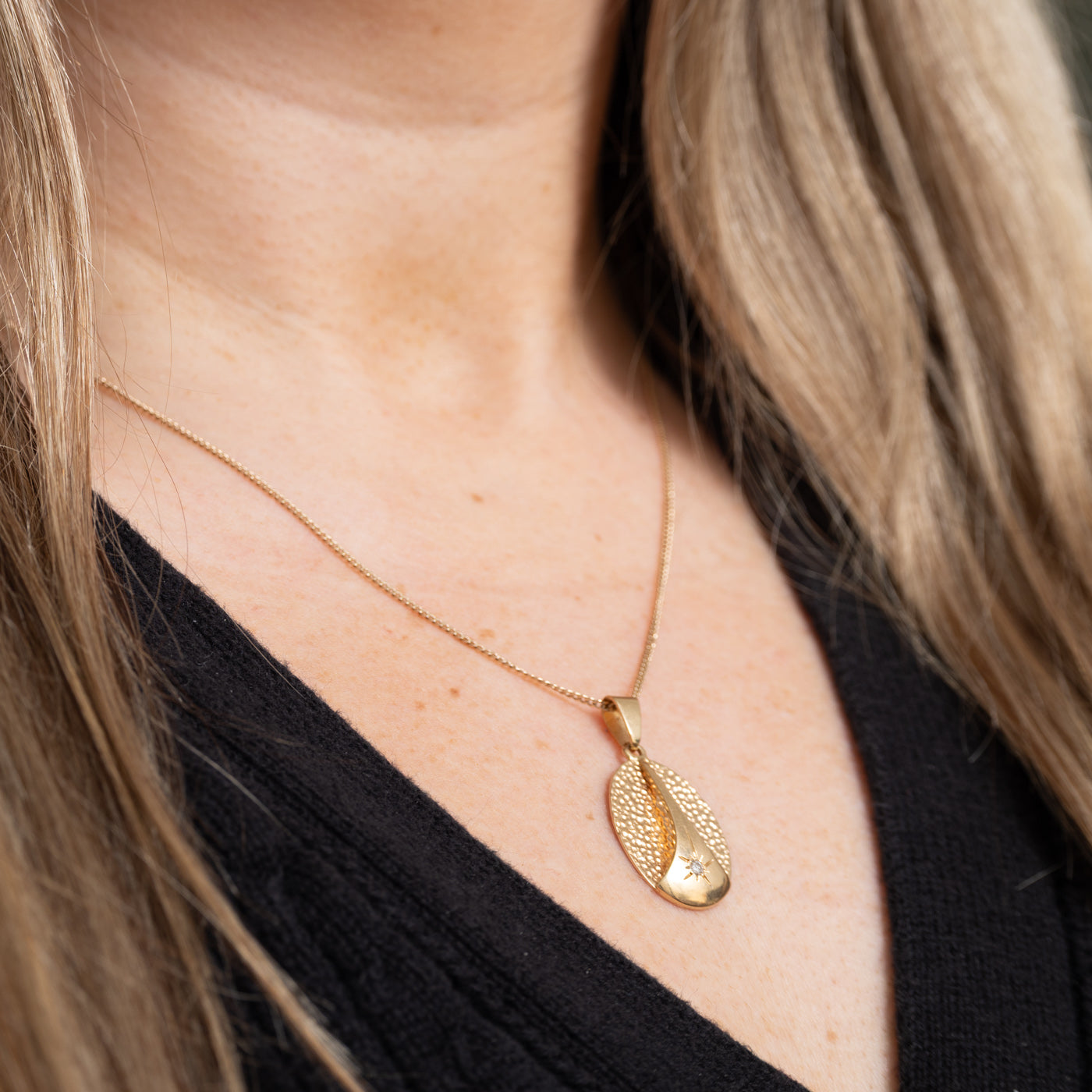 Pendentif ovale texturé en or 14 carats serti de diamants