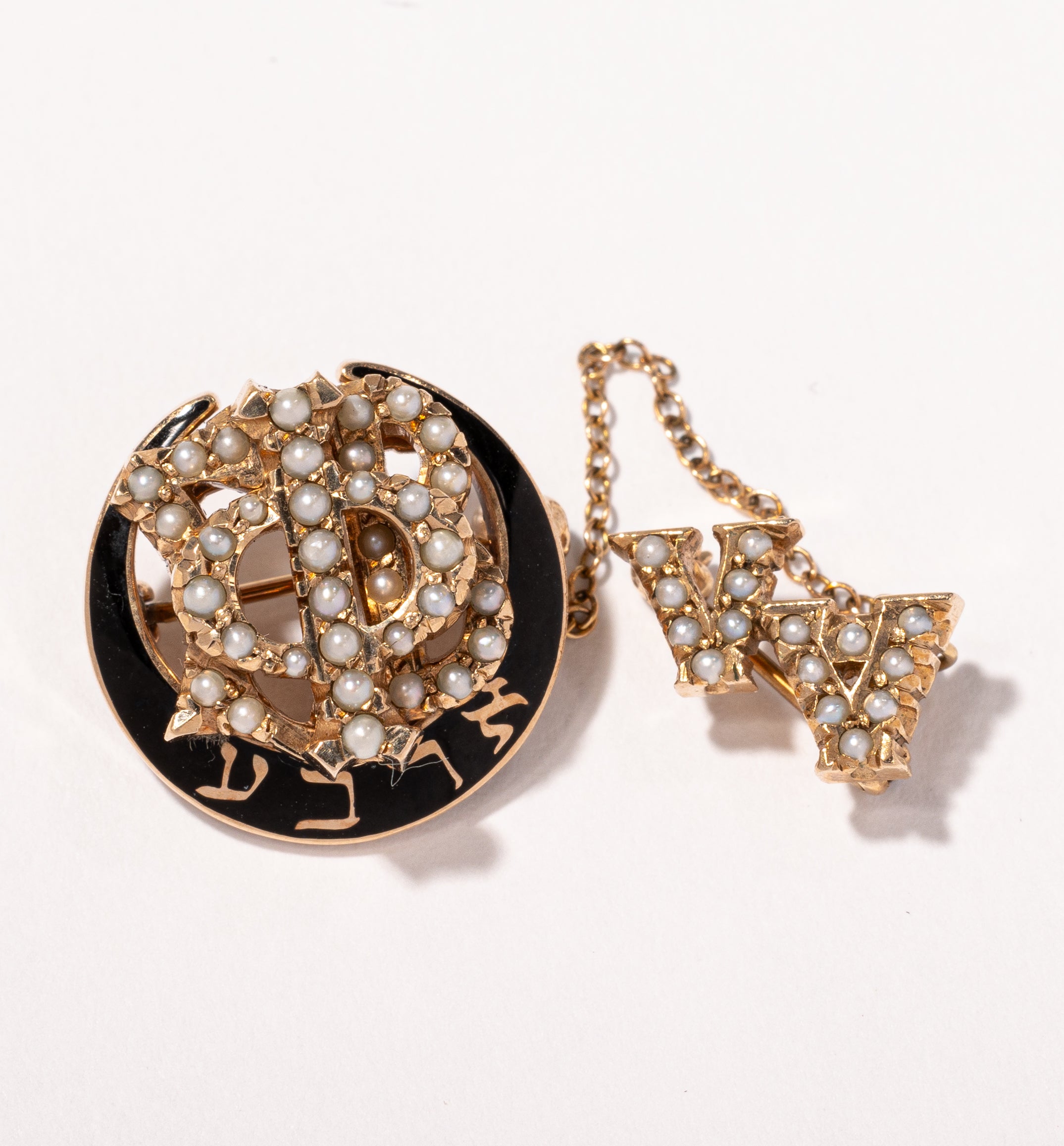 1950s Pearl Cloak Closure |