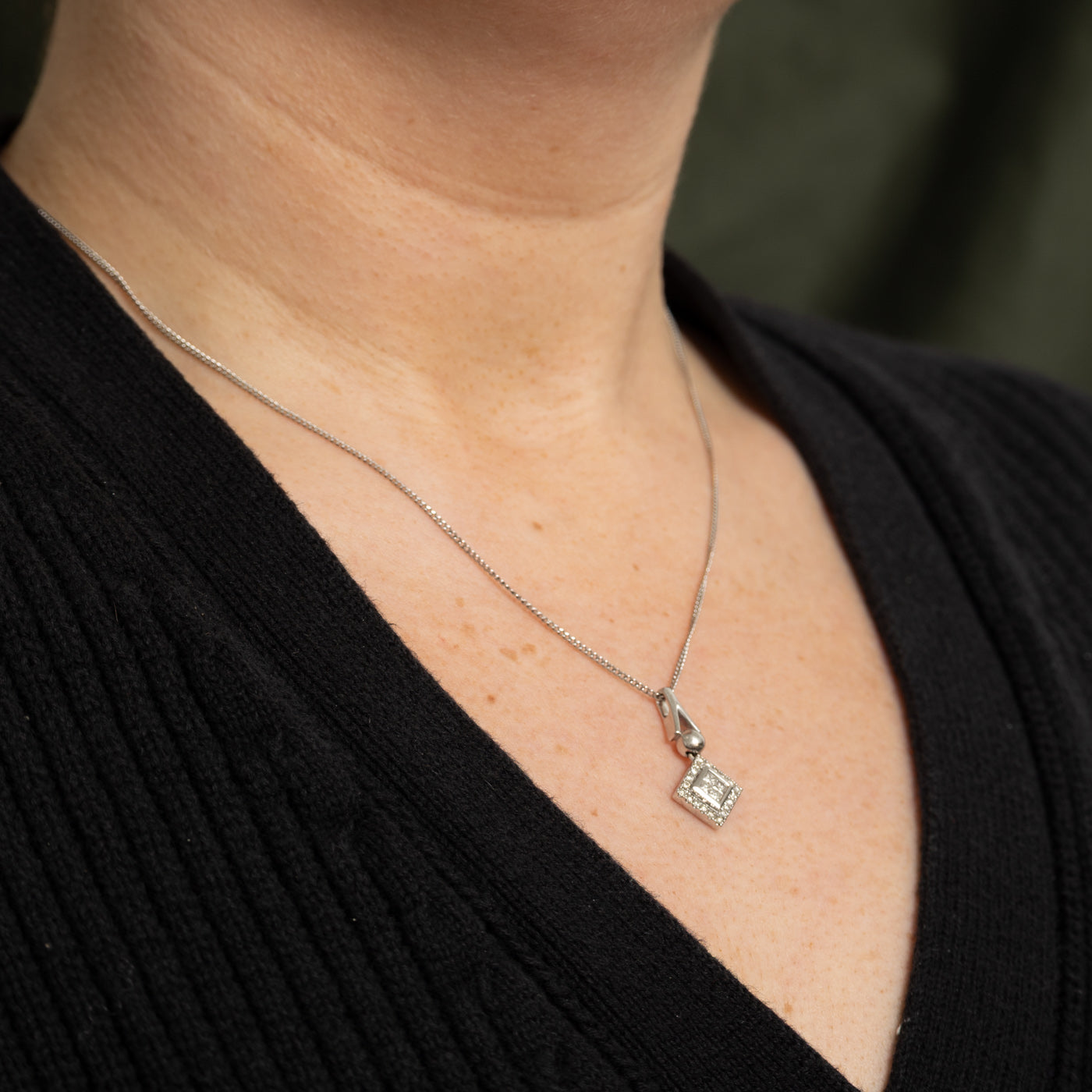 Pendentif carré halo de diamants sertis invisiblement en or 14 carats