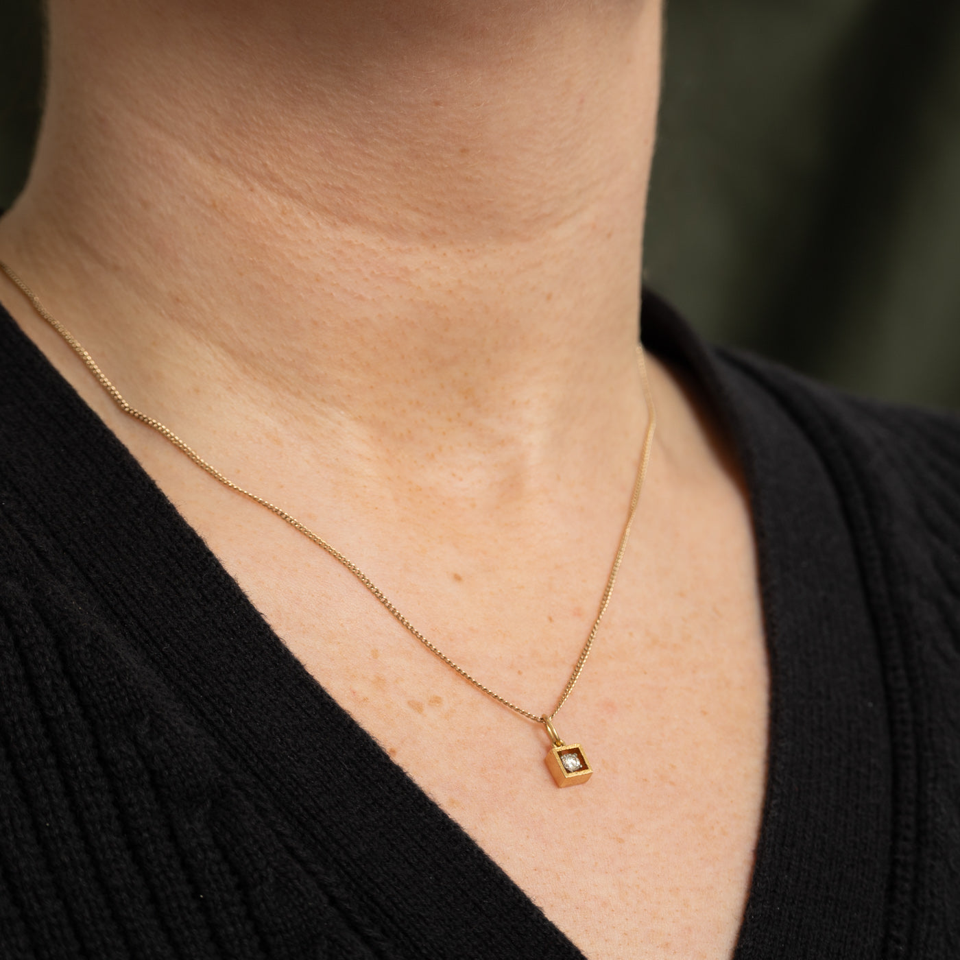 Pendentif solitaire en or 18 carats serti d'un diamant carré