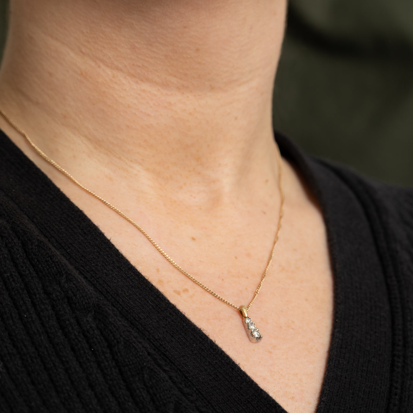 Pendentif colonne à trois diamants en or 14 carats