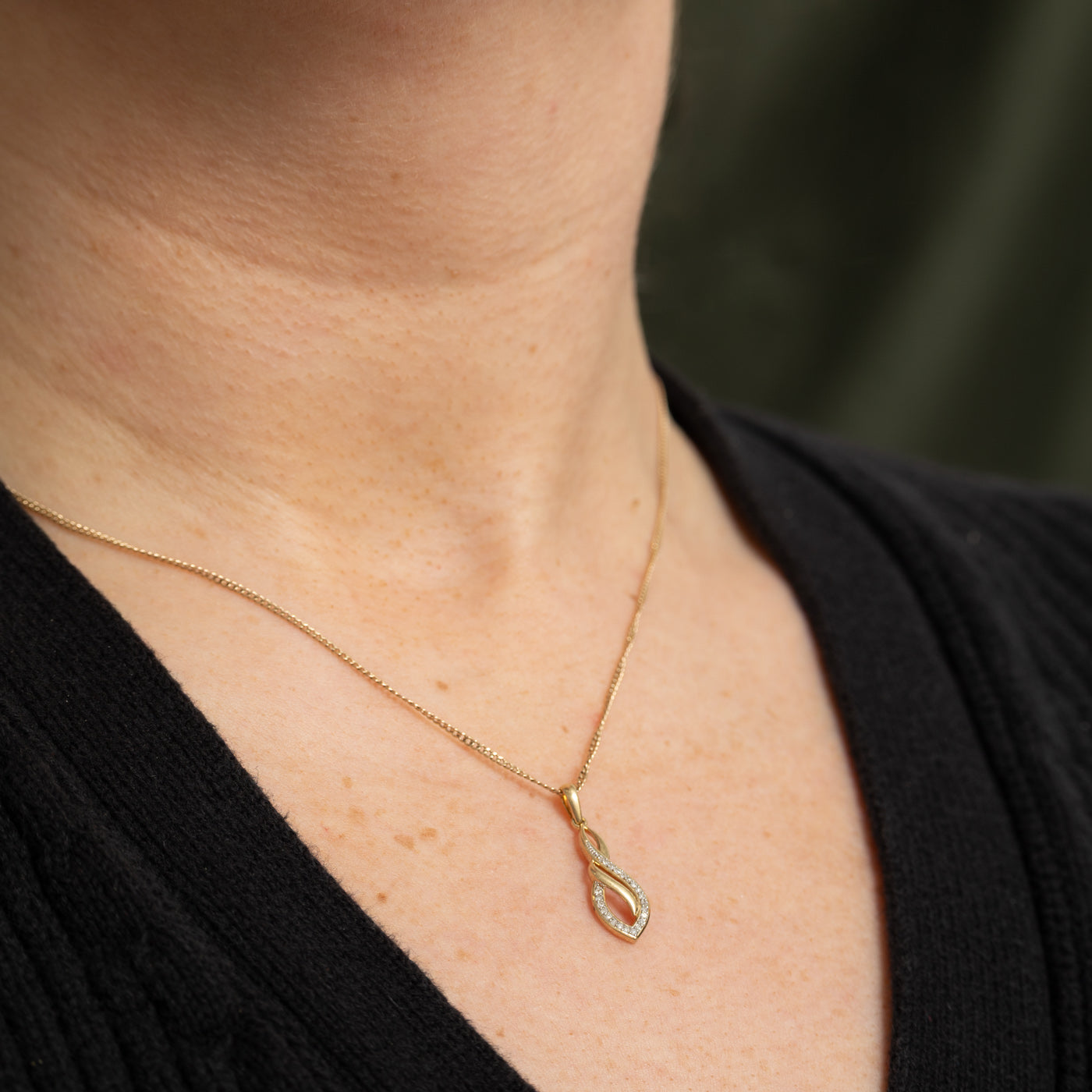 Pendentif croisé torsadé en or 10 carats et diamants