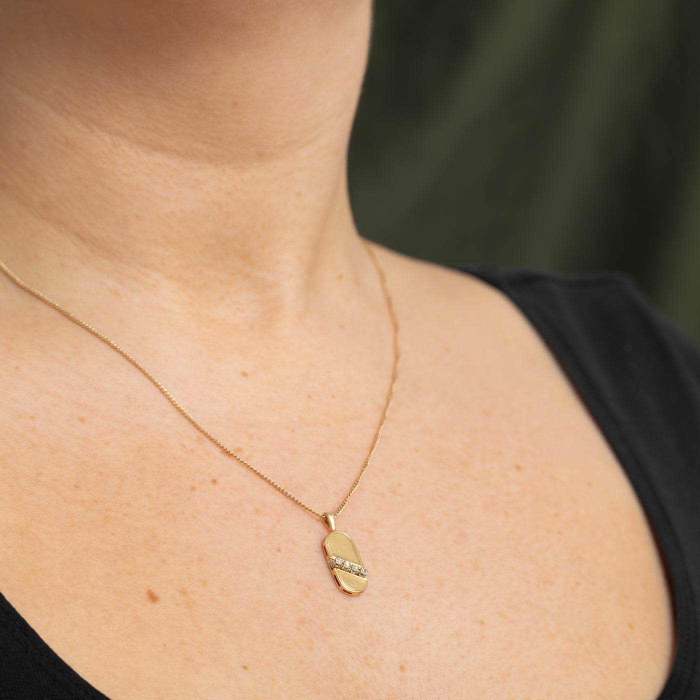 Pendentif en or 14 carats à quatre diamants