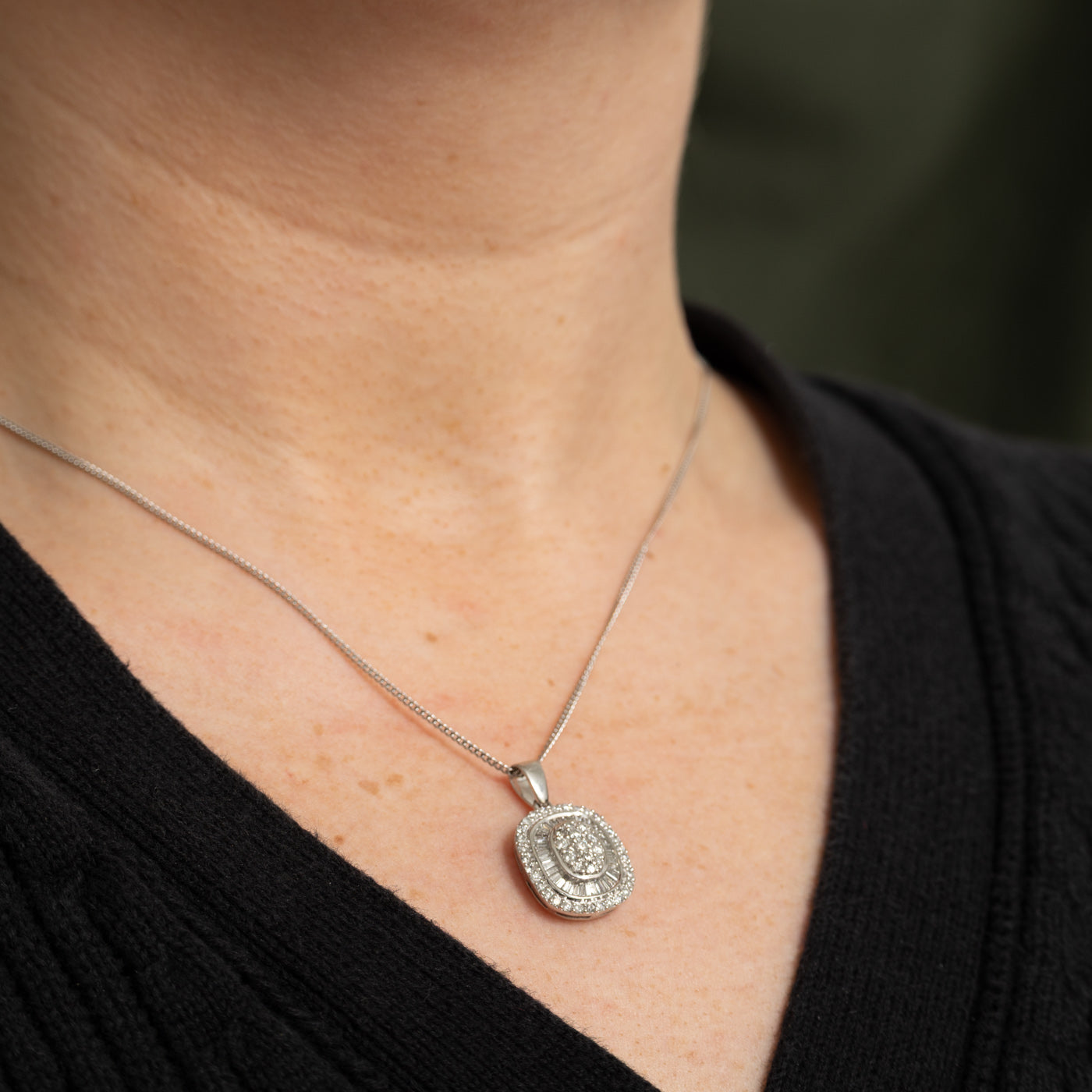 Pendentif halo ovale serti de diamants 14 carats