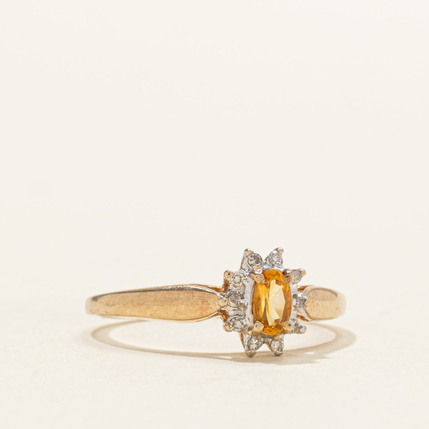 Bague halo en pétales de citrine ovale et diamants | Taille 8,25