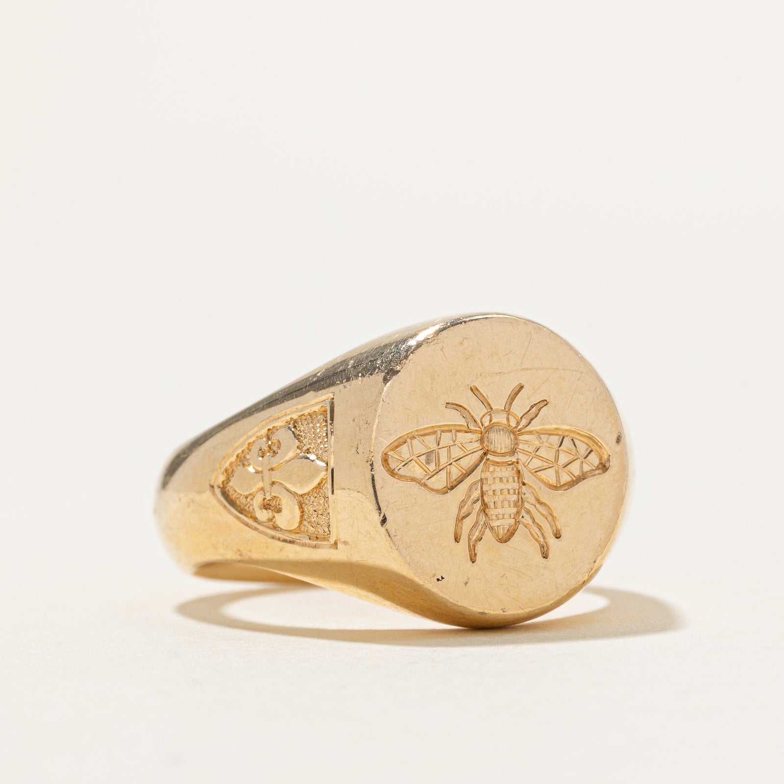 Bague chevalière en or jaune 14 carats gravée d'un insecte | Taille 6,5