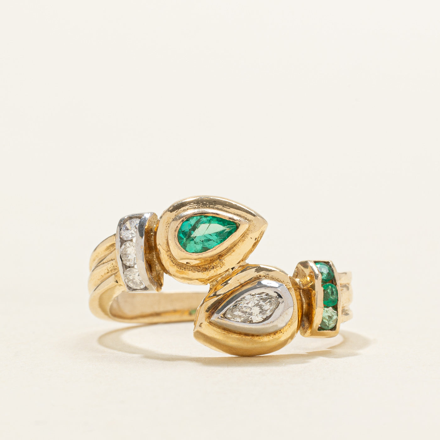 Bague sertie d'une émeraude taille poire et de diamants | 0,16 ct | Taille 7,5