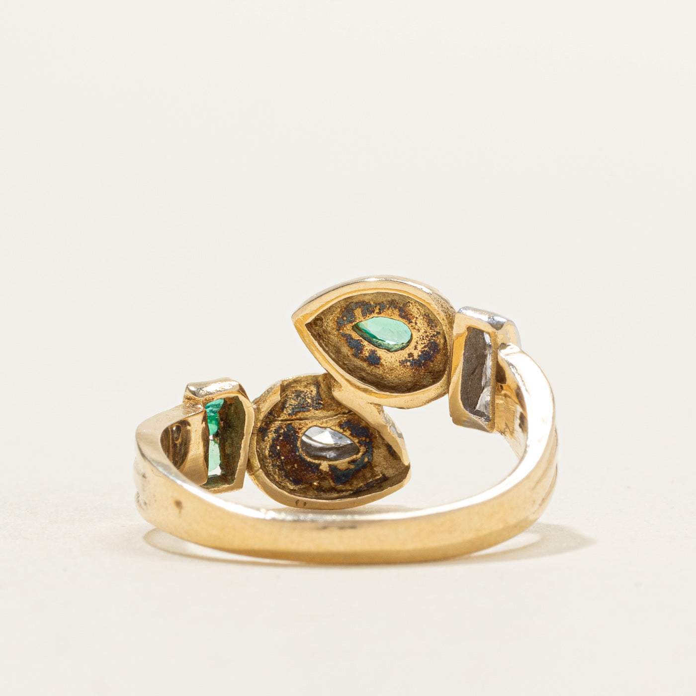 Bague sertie d'une émeraude taille poire et de diamants | 0,16 ct | Taille 7,5