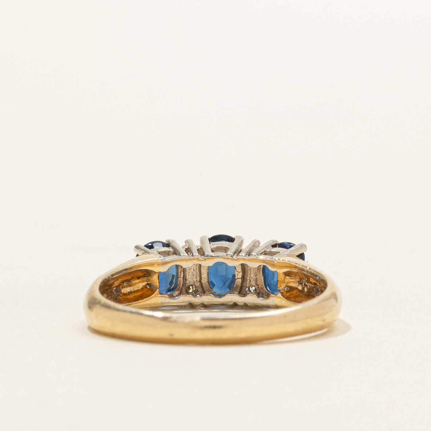 Bague « Birks » trois pierres saphir et diamants | 1,20 ct, 0,02 ct | Taille 8,75