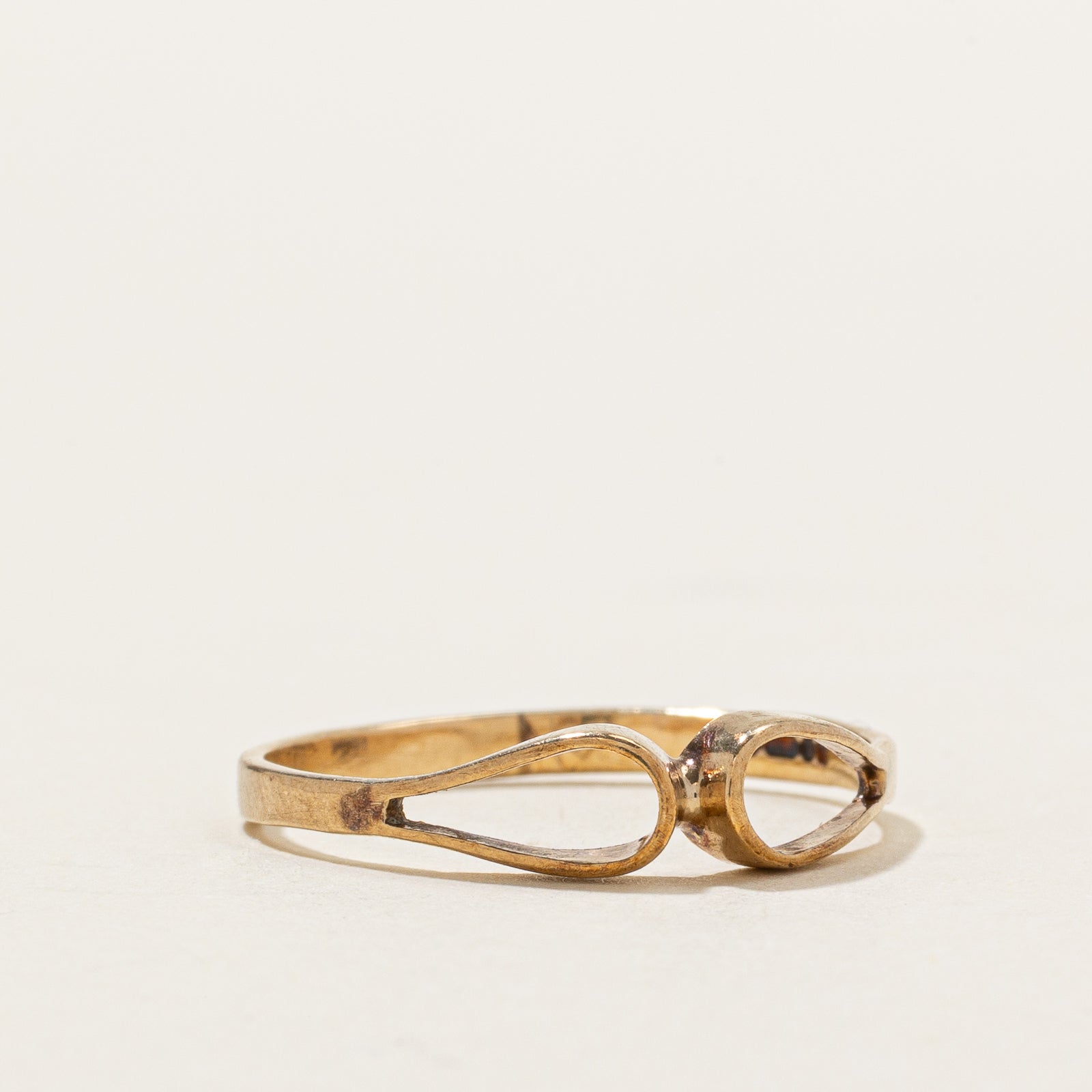 1980 London 9k Yellow Gold Loop Ring | SZ 6.75