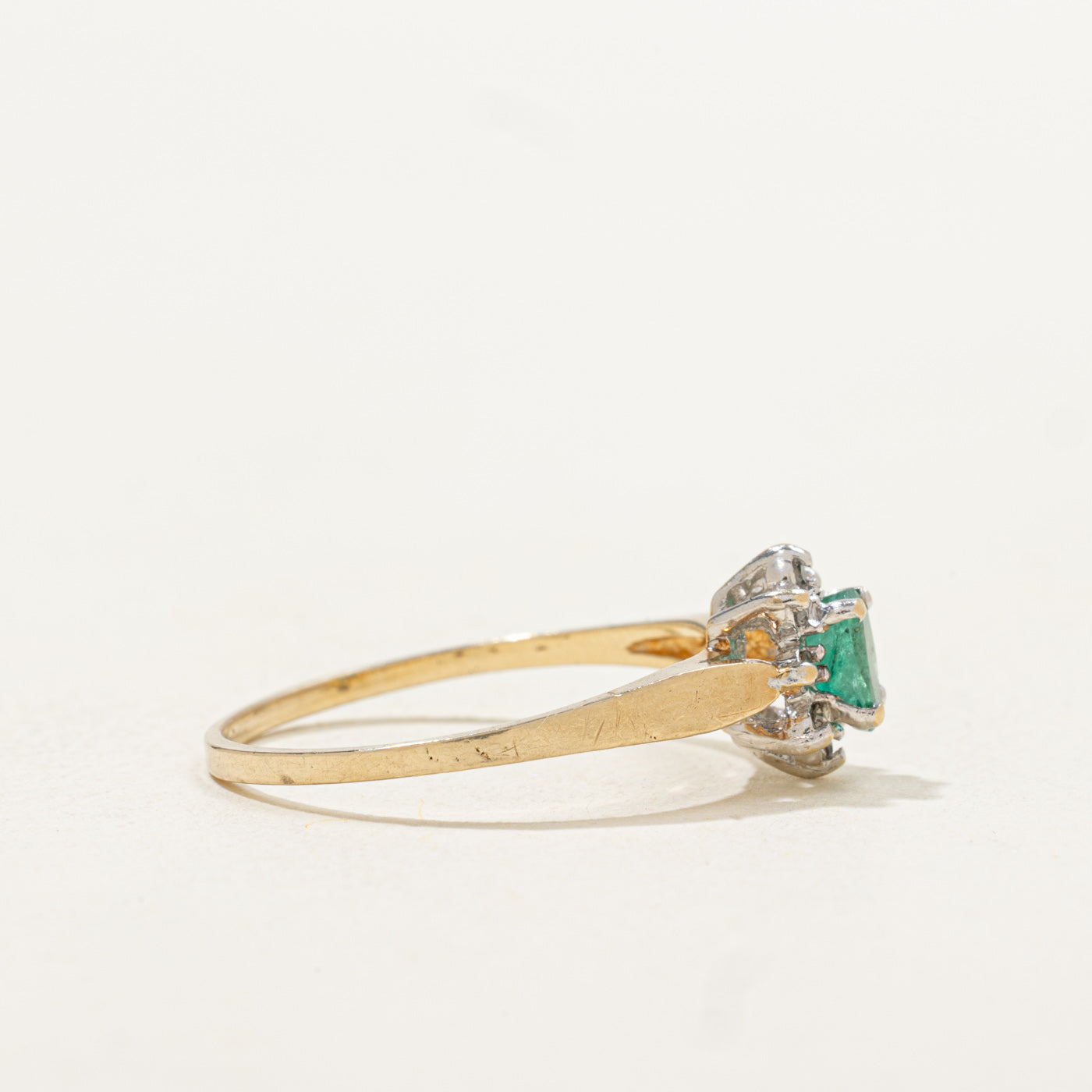 Bague halo pétales d'émeraude et de diamants | 0,20 ct, 0,02 ct au total | Taille 6,25 |