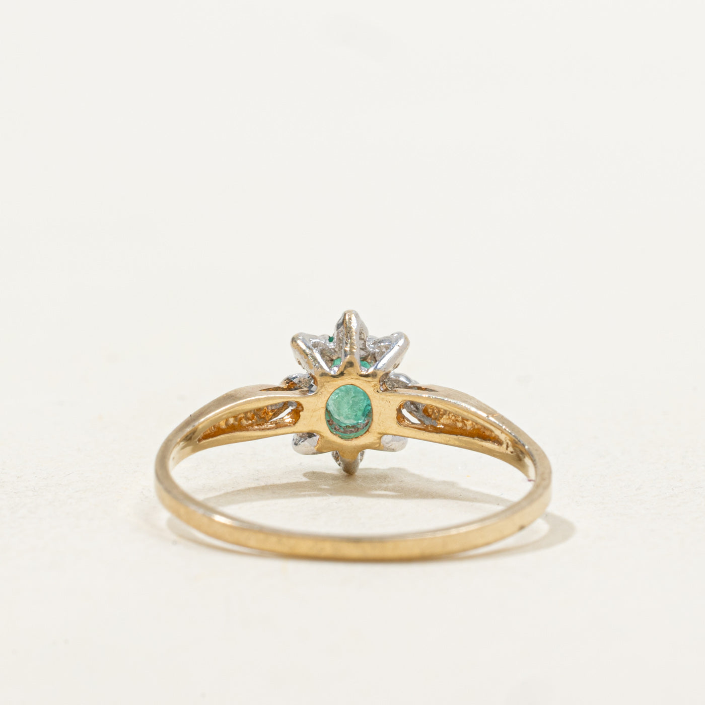 Bague halo pétales d'émeraude et de diamants | 0,20 ct, 0,02 ct au total | Taille 6,25 |