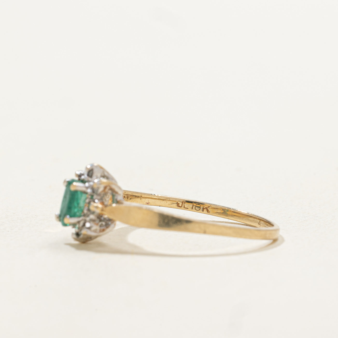 Bague halo pétales d'émeraude et de diamants | 0,20 ct, 0,02 ct au total | Taille 6,25 |