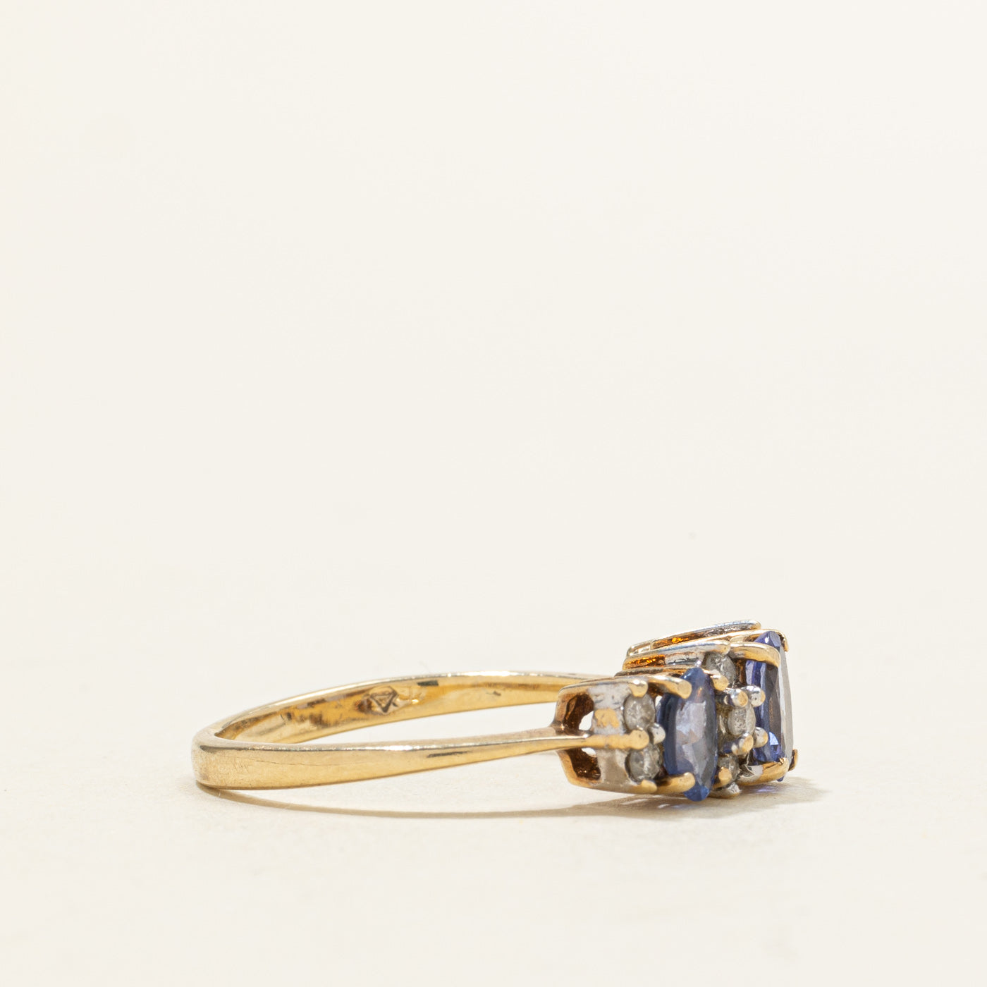 Bague trois pierres ornée de tanzanite et de diamants | 0,76 ct, 0,09 ct | Taille 6,25