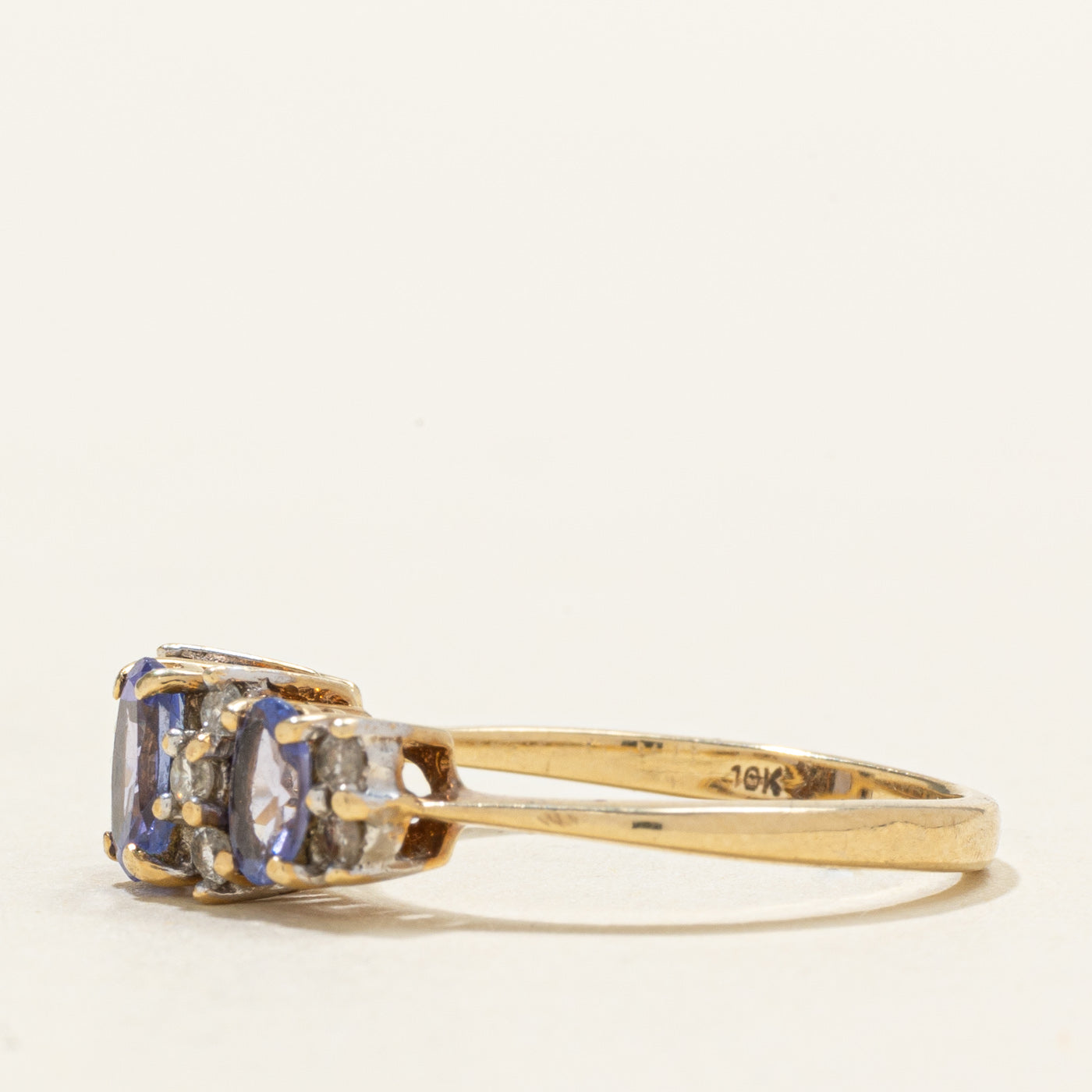 Bague trois pierres ornée de tanzanite et de diamants | 0,76 ct, 0,09 ct | Taille 6,25