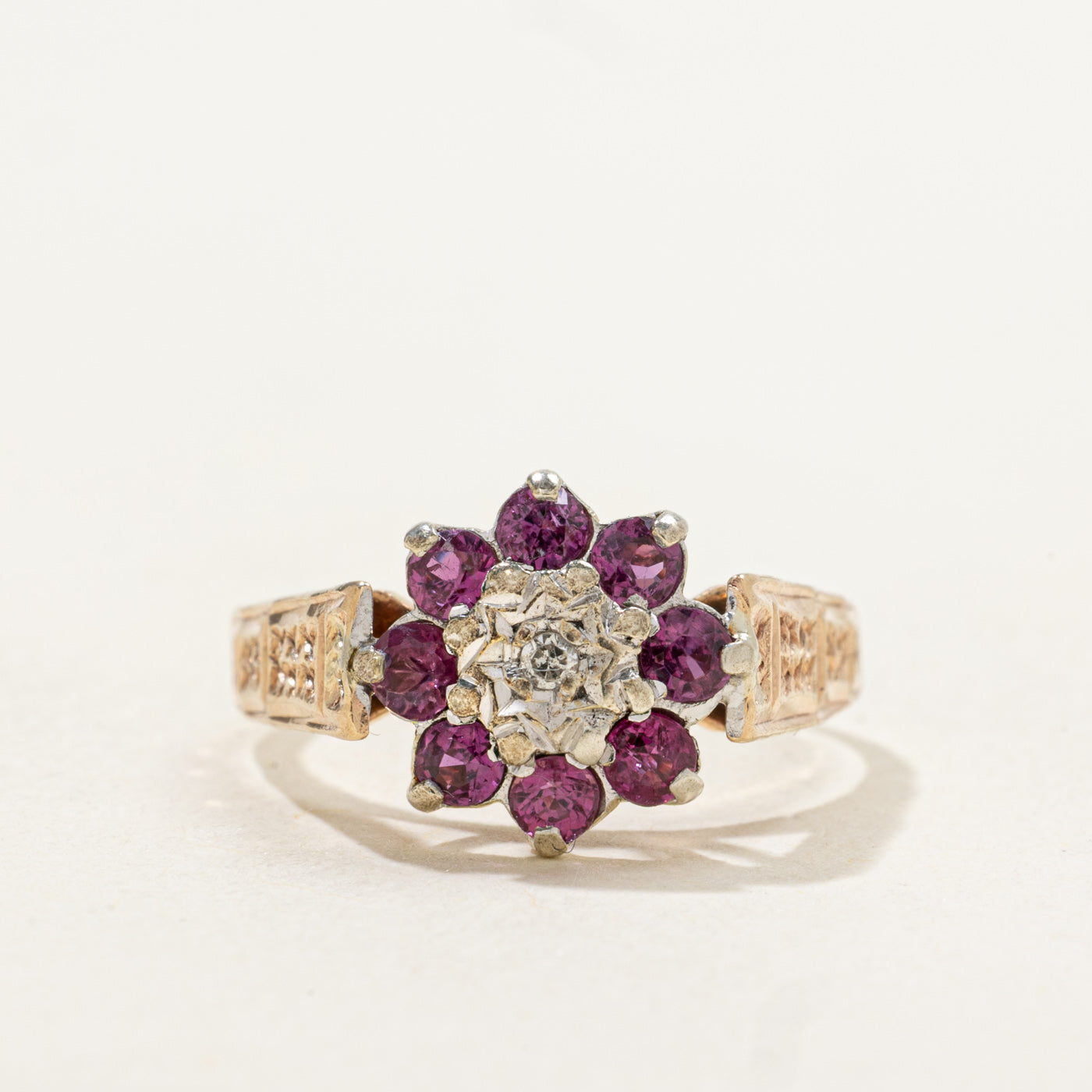 Bague gravée de motifs floraux en rubis synthétique et diamants naturels | 0,50 ct, 0,01 ct | Taille 7,0 |