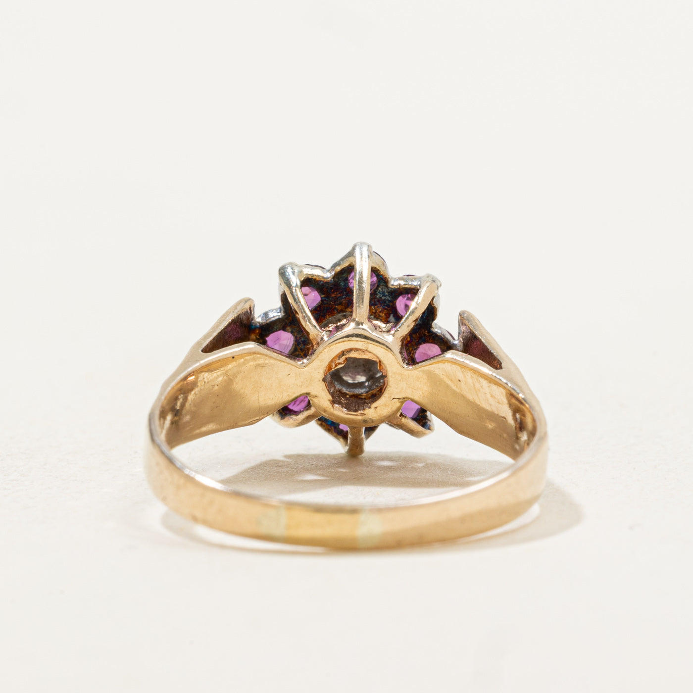 Bague gravée de motifs floraux en rubis synthétique et diamants naturels | 0,50 ct, 0,01 ct | Taille 7,0 |