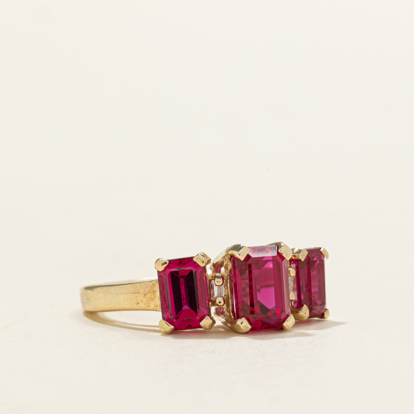Bague trois pierres ornée de rubis synthétiques et de diamants naturels | 2,80 ct, 0,08 ct | Taille 5,25