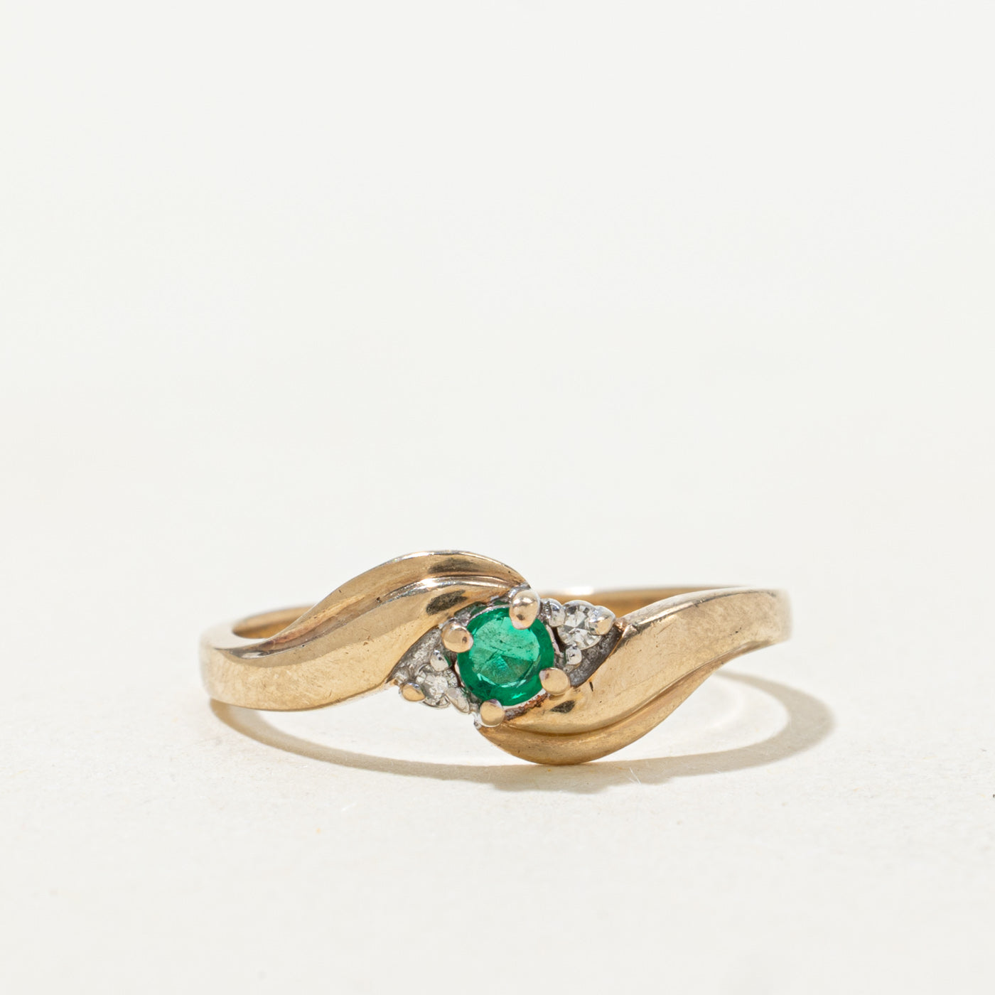 Emerald & Diamond Grooved Bypass Ring | 0.056ct, 0.01ctw | SZ 5.75 |