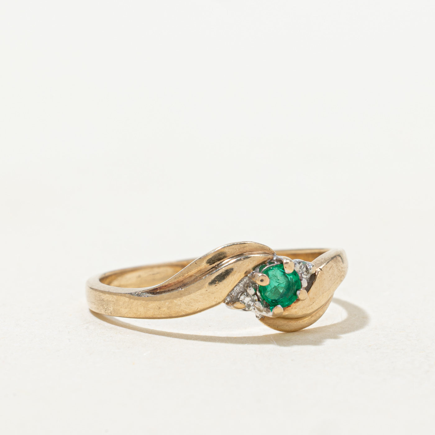 Emerald & Diamond Grooved Bypass Ring | 0.056ct, 0.01ctw | SZ 5.75 |