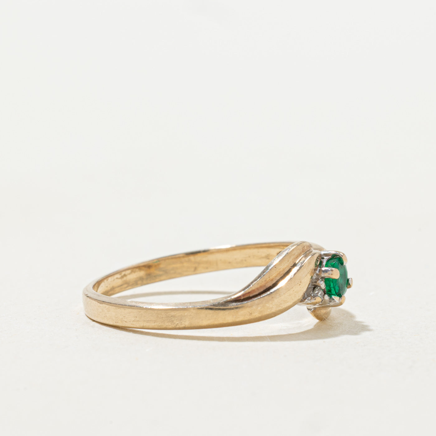 Emerald & Diamond Grooved Bypass Ring | 0.056ct, 0.01ctw | SZ 5.75 |