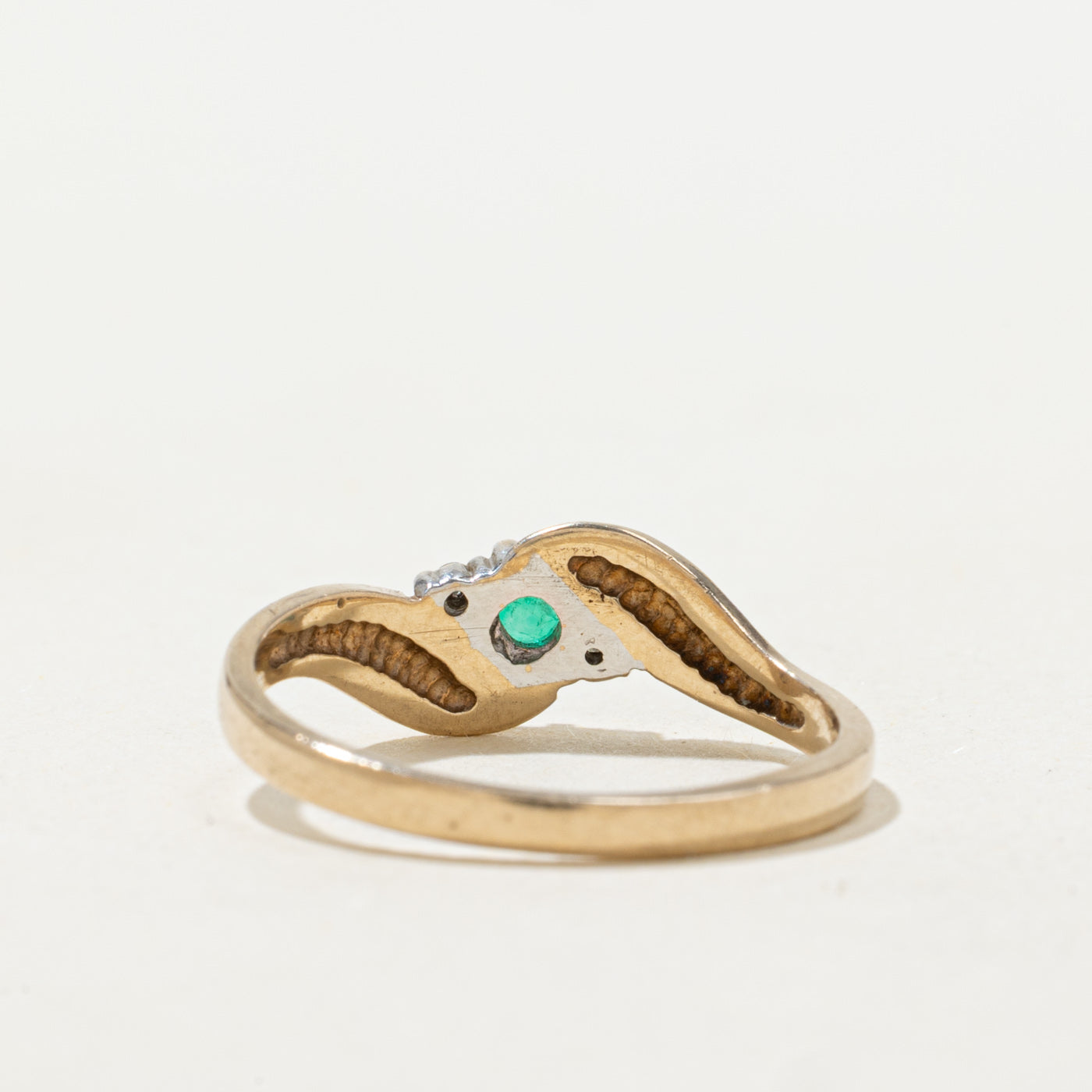 Emerald & Diamond Grooved Bypass Ring | 0.056ct, 0.01ctw | SZ 5.75 |