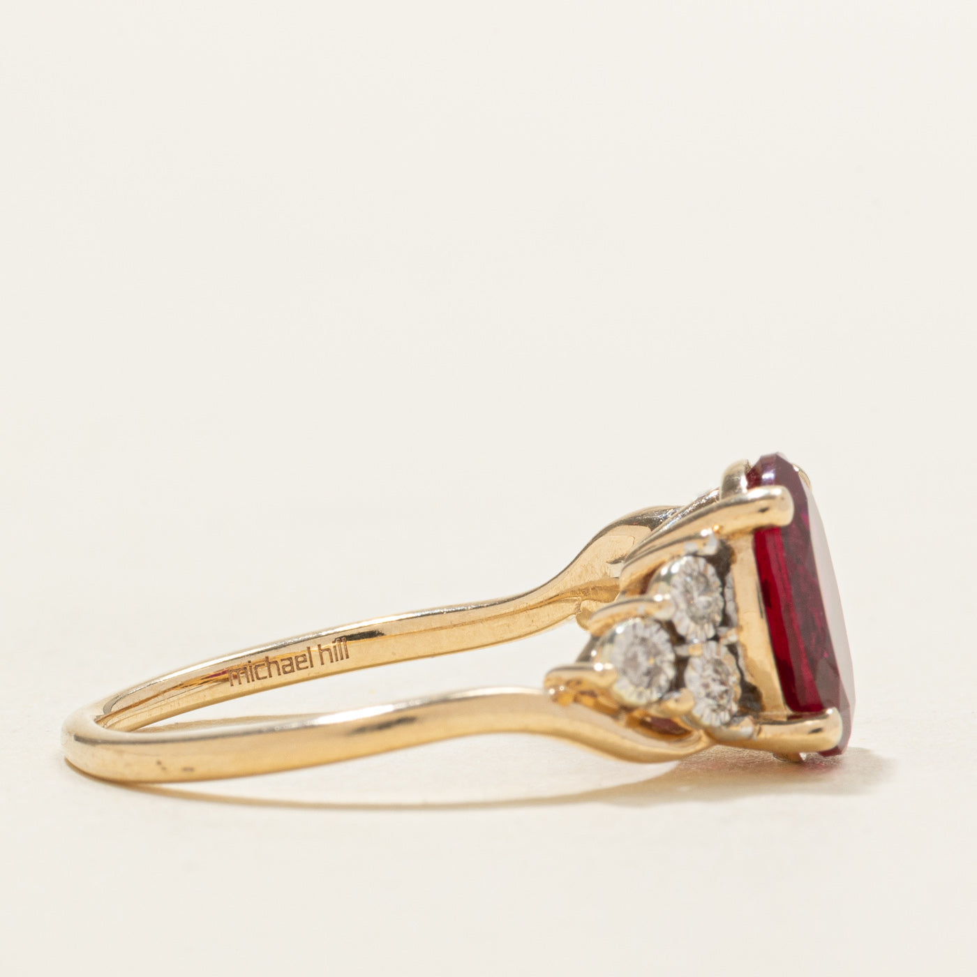 Bague ornée d'un rubis synthétique ovale et de diamants | 2,10 ct, 0,06 ct au total | Taille 8