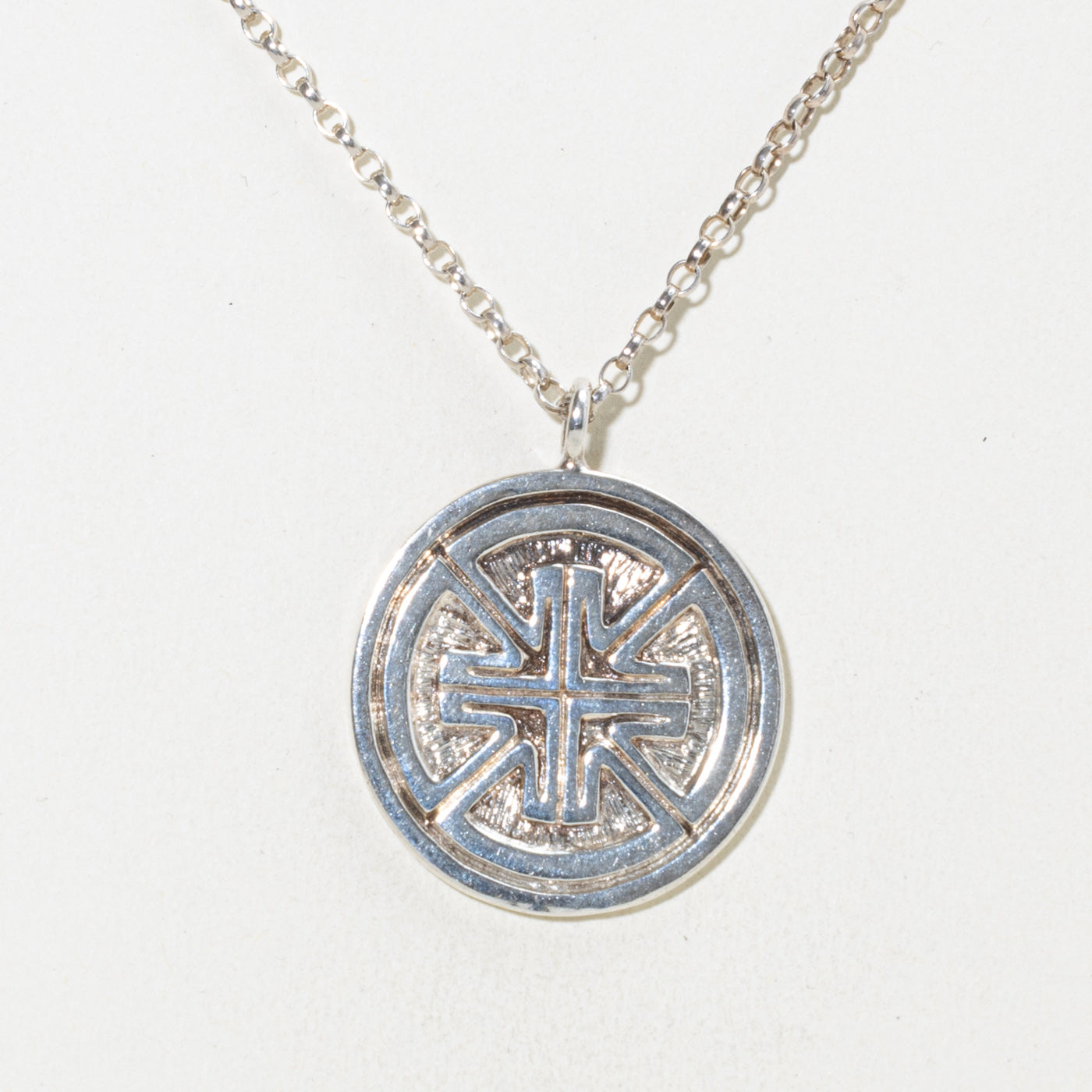 1992 Edinburgh Cross Circle Pendant Necklace | 19"