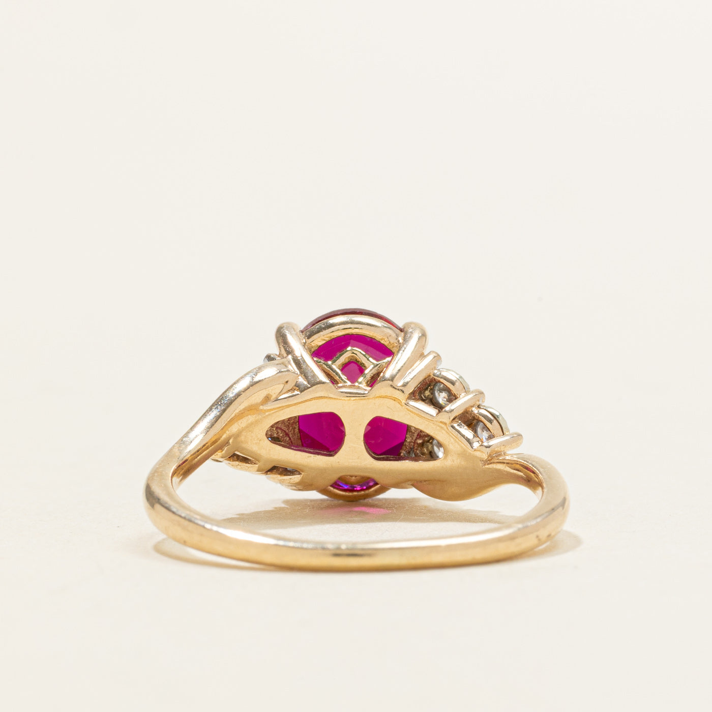 Bague ornée d'un rubis synthétique ovale et de diamants | 2,10 ct, 0,06 ct au total | Taille 8