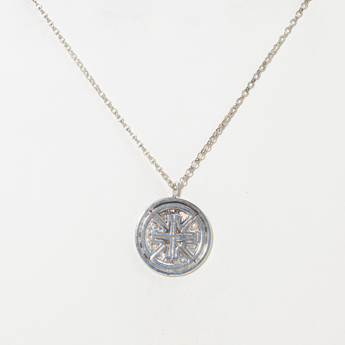 1992 Edinburgh Cross Circle Pendant Necklace | 19"