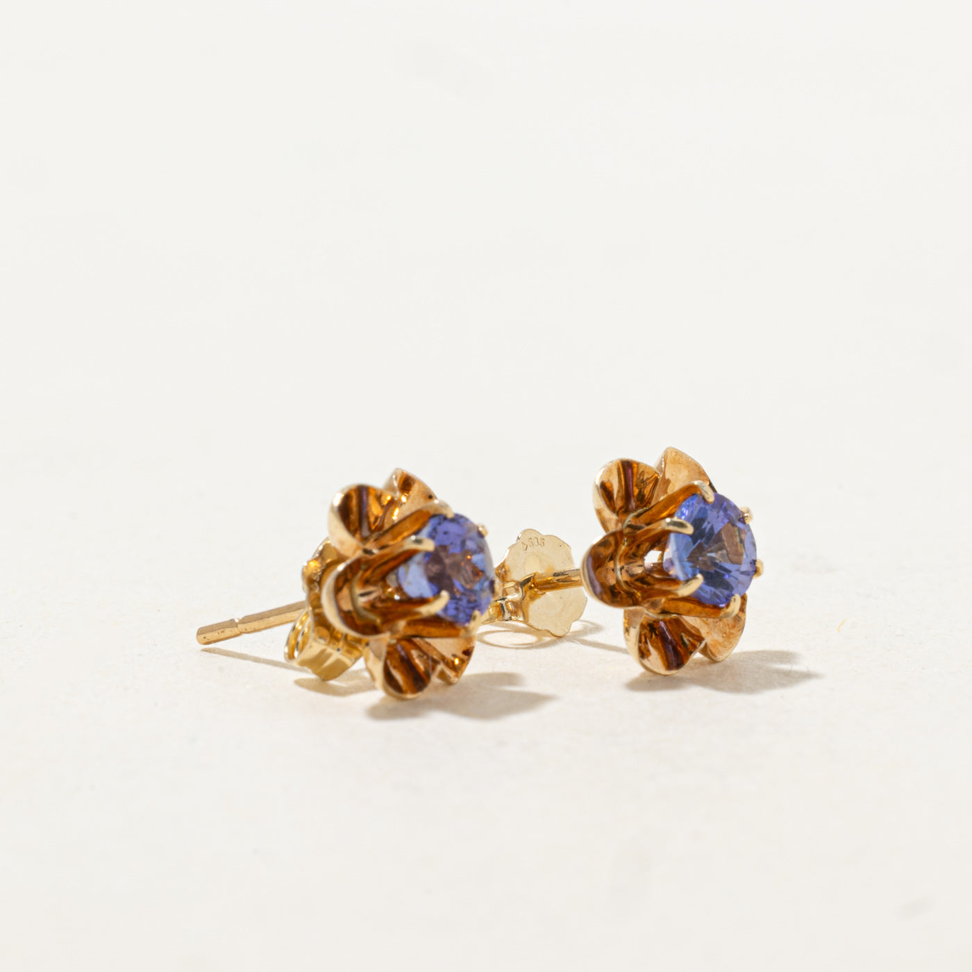 Boucles d'oreilles puces florales en tanzanite | 0,8 ct