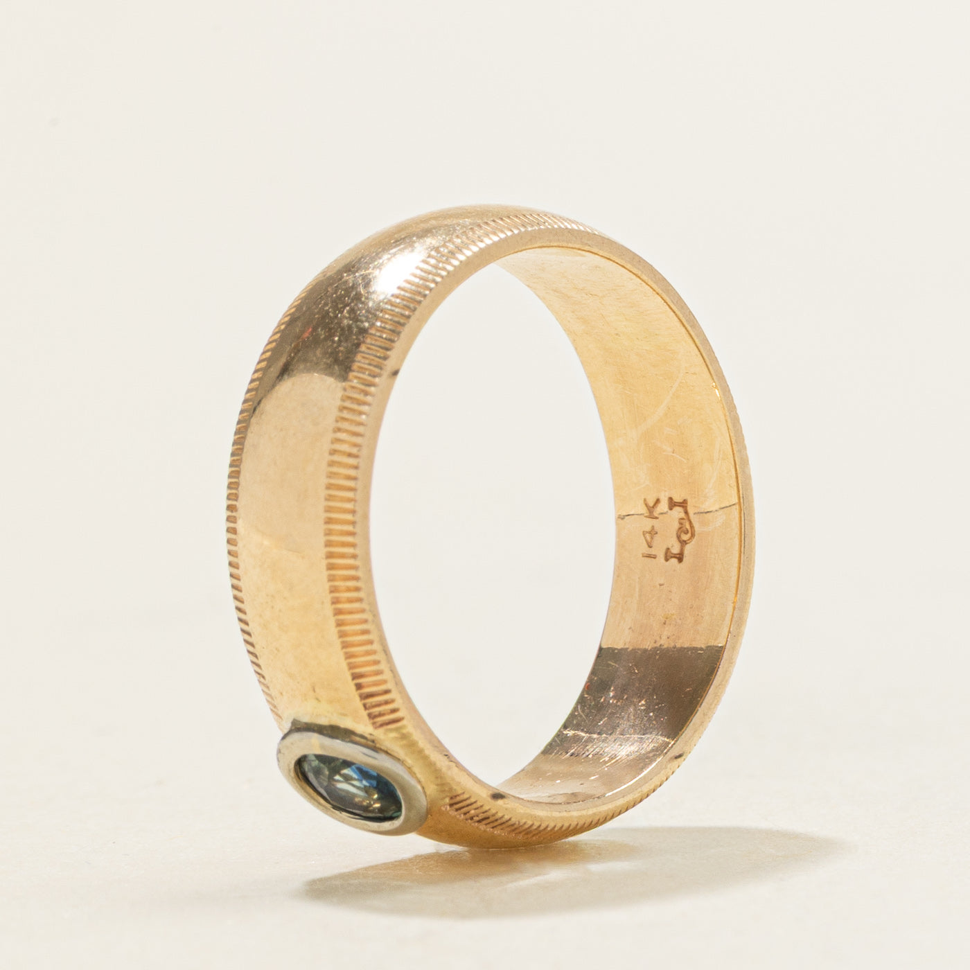 Bague en topaze bleue sertie clos et grain milgrain | Taille 4,75