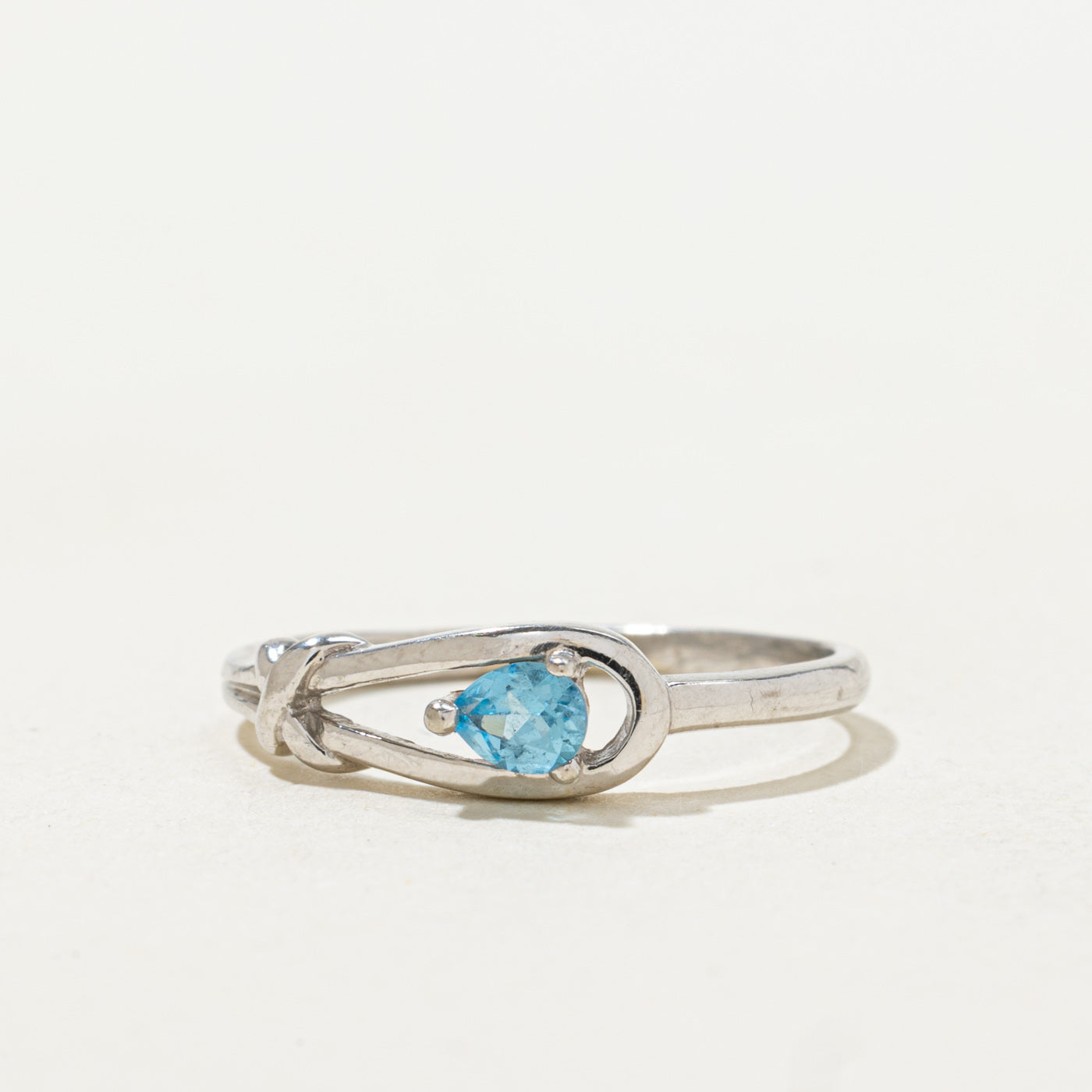 Bague boucle en topaze bleue taille poire | 0,19 ct | Taille 5,75 |