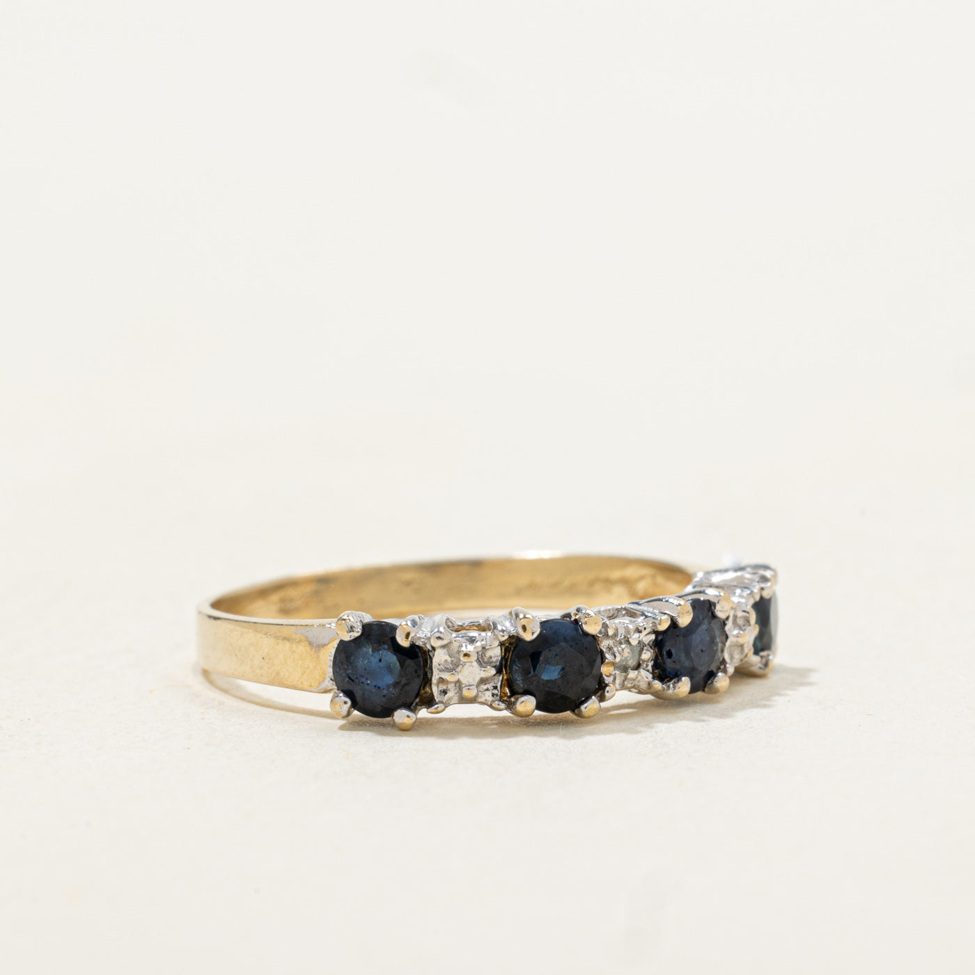 Bague cinq pierres saphir et diamants | 0,72 ct, 0,01 ct | Taille 6,5 |