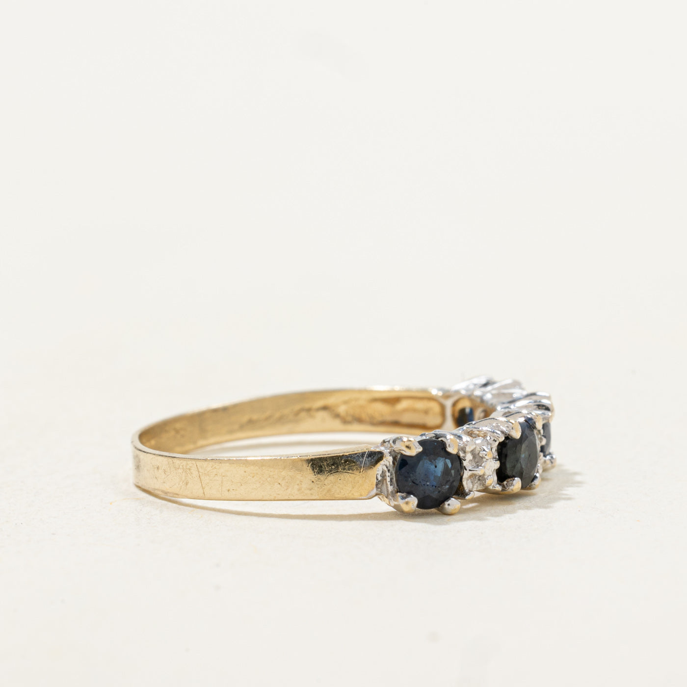 Bague cinq pierres saphir et diamants | 0,72 ct, 0,01 ct | Taille 6,5 |
