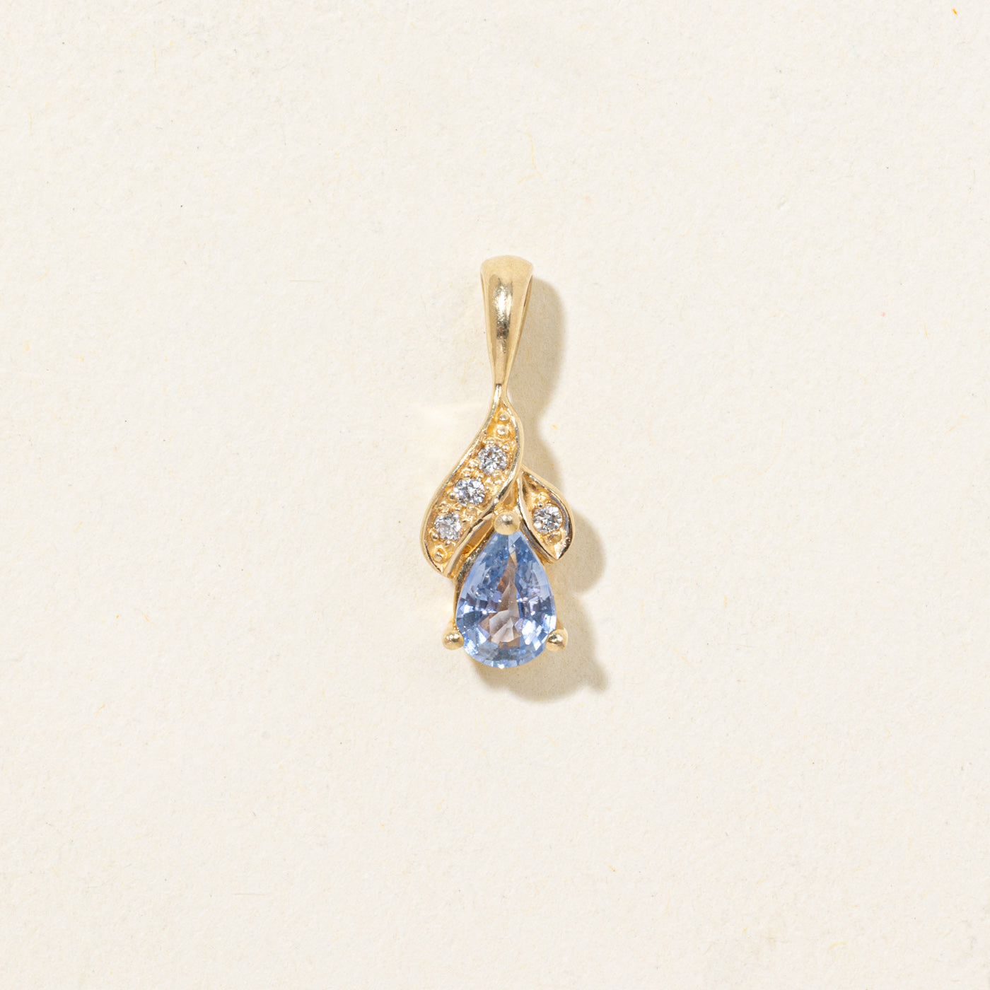 Pendentif saphir taille poire et diamants | 0,5 ct, 0,02 ct au total |