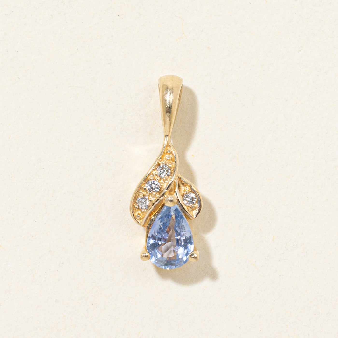 Pendentif saphir taille poire et diamants | 0,5 ct, 0,02 ct au total |