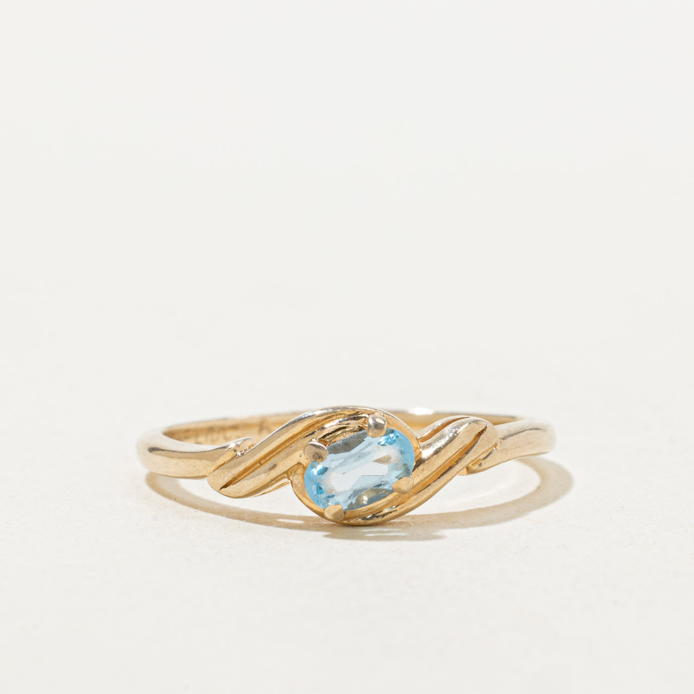 Bague contour rainurée en topaze bleue taille ovale | 0,25 ct | Taille 6,0 |